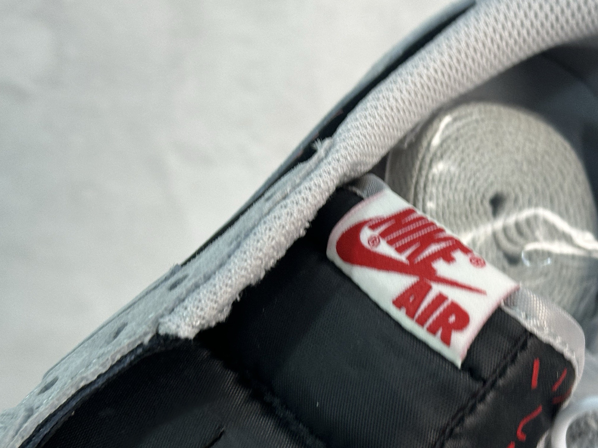 图片[8]-F版Fragment x TS x Air Jordan 1 Low 三方联名低帮倒勾板鞋 白灰 唯一可媲美原版 同价位区间无对手 全新的三方联名低帮倒钩鞋面延续了黑脚趾设计 点缀上Travis Scott 标志性的Logo 完善极具Fragment Design的设计风格 左右脚分别以Travis Scott鬼脸和乔丹飞翼加以修饰彰显出三方联名的奢华格调 货号：DM7866-010 尺码：36-47.5-选品中心