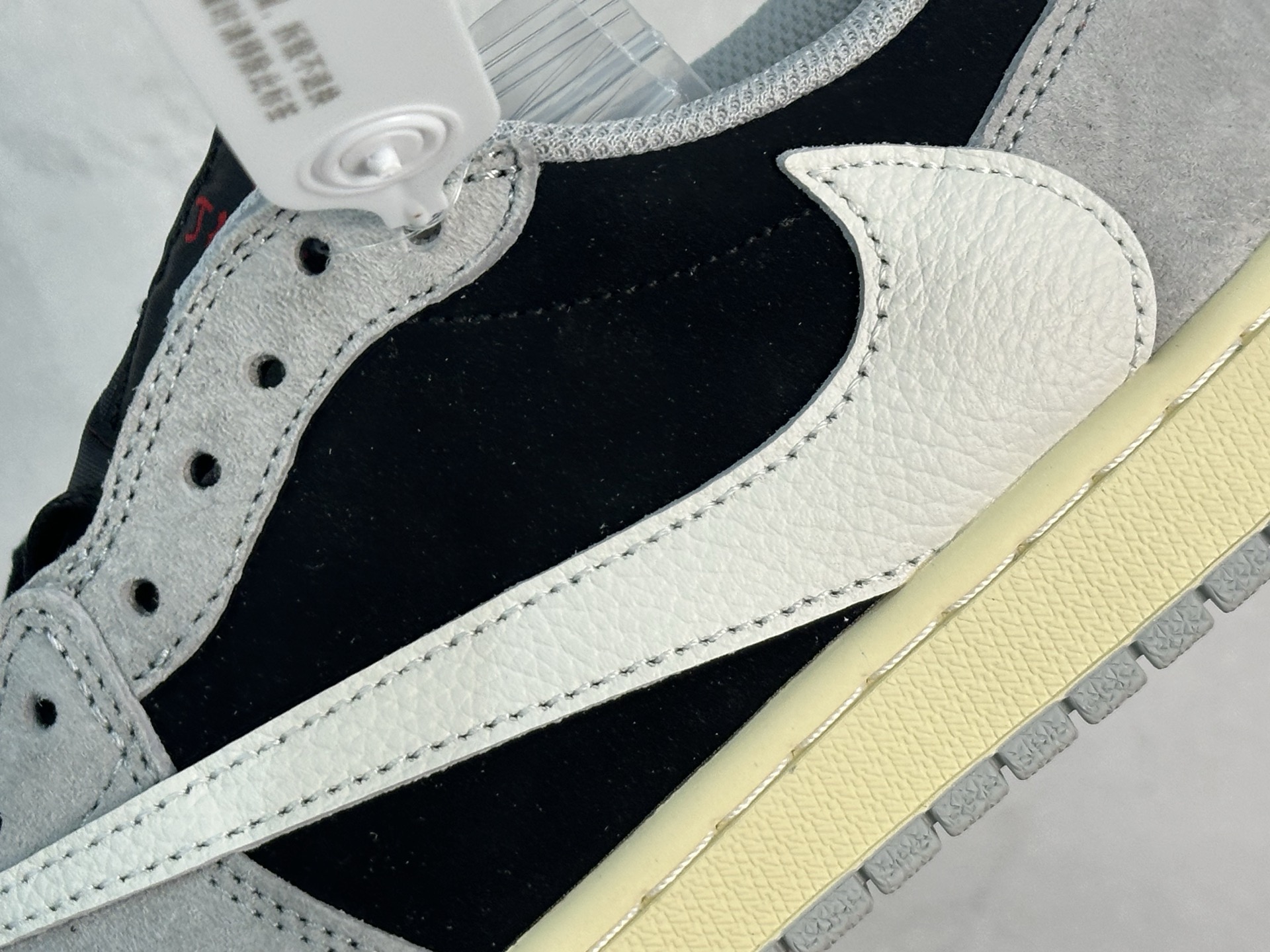 图片[9]-F版Fragment x TS x Air Jordan 1 Low 三方联名低帮倒勾板鞋 白灰 唯一可媲美原版 同价位区间无对手 全新的三方联名低帮倒钩鞋面延续了黑脚趾设计 点缀上Travis Scott 标志性的Logo 完善极具Fragment Design的设计风格 左右脚分别以Travis Scott鬼脸和乔丹飞翼加以修饰彰显出三方联名的奢华格调 货号：DM7866-010 尺码：36-47.5-选品中心