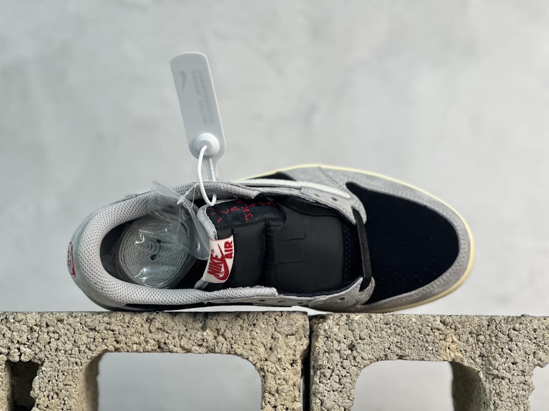 图片[4]-F版Fragment x TS x Air Jordan 1 Low 三方联名低帮倒勾板鞋 白灰 唯一可媲美原版 同价位区间无对手 全新的三方联名低帮倒钩鞋面延续了黑脚趾设计 点缀上Travis Scott 标志性的Logo 完善极具Fragment Design的设计风格 左右脚分别以Travis Scott鬼脸和乔丹飞翼加以修饰彰显出三方联名的奢华格调 货号：DM7866-010 尺码：36-47.5-选品中心