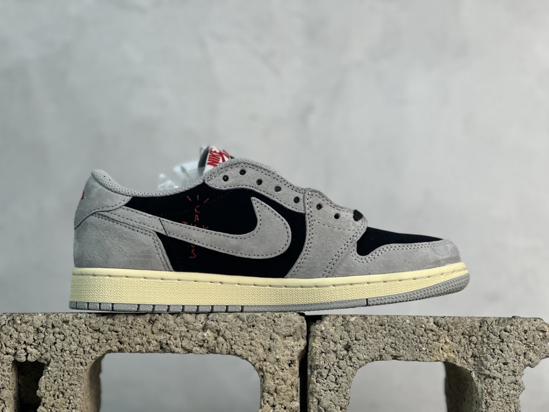 图片[2]-F版Fragment x TS x Air Jordan 1 Low 三方联名低帮倒勾板鞋 白灰 唯一可媲美原版 同价位区间无对手 全新的三方联名低帮倒钩鞋面延续了黑脚趾设计 点缀上Travis Scott 标志性的Logo 完善极具Fragment Design的设计风格 左右脚分别以Travis Scott鬼脸和乔丹飞翼加以修饰彰显出三方联名的奢华格调 货号：DM7866-010 尺码：36-47.5-选品中心