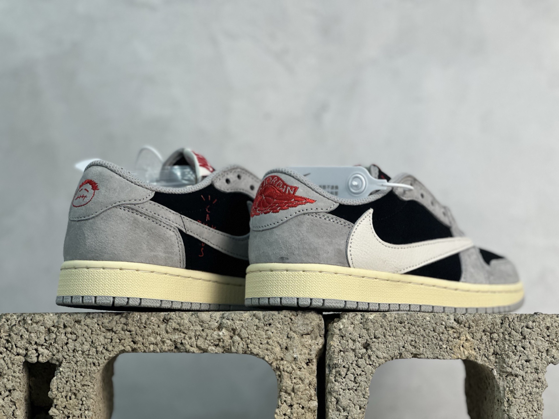 图片[6]-F版Fragment x TS x Air Jordan 1 Low 三方联名低帮倒勾板鞋 白灰 唯一可媲美原版 同价位区间无对手 全新的三方联名低帮倒钩鞋面延续了黑脚趾设计 点缀上Travis Scott 标志性的Logo 完善极具Fragment Design的设计风格 左右脚分别以Travis Scott鬼脸和乔丹飞翼加以修饰彰显出三方联名的奢华格调 货号：DM7866-010 尺码：36-47.5-选品中心