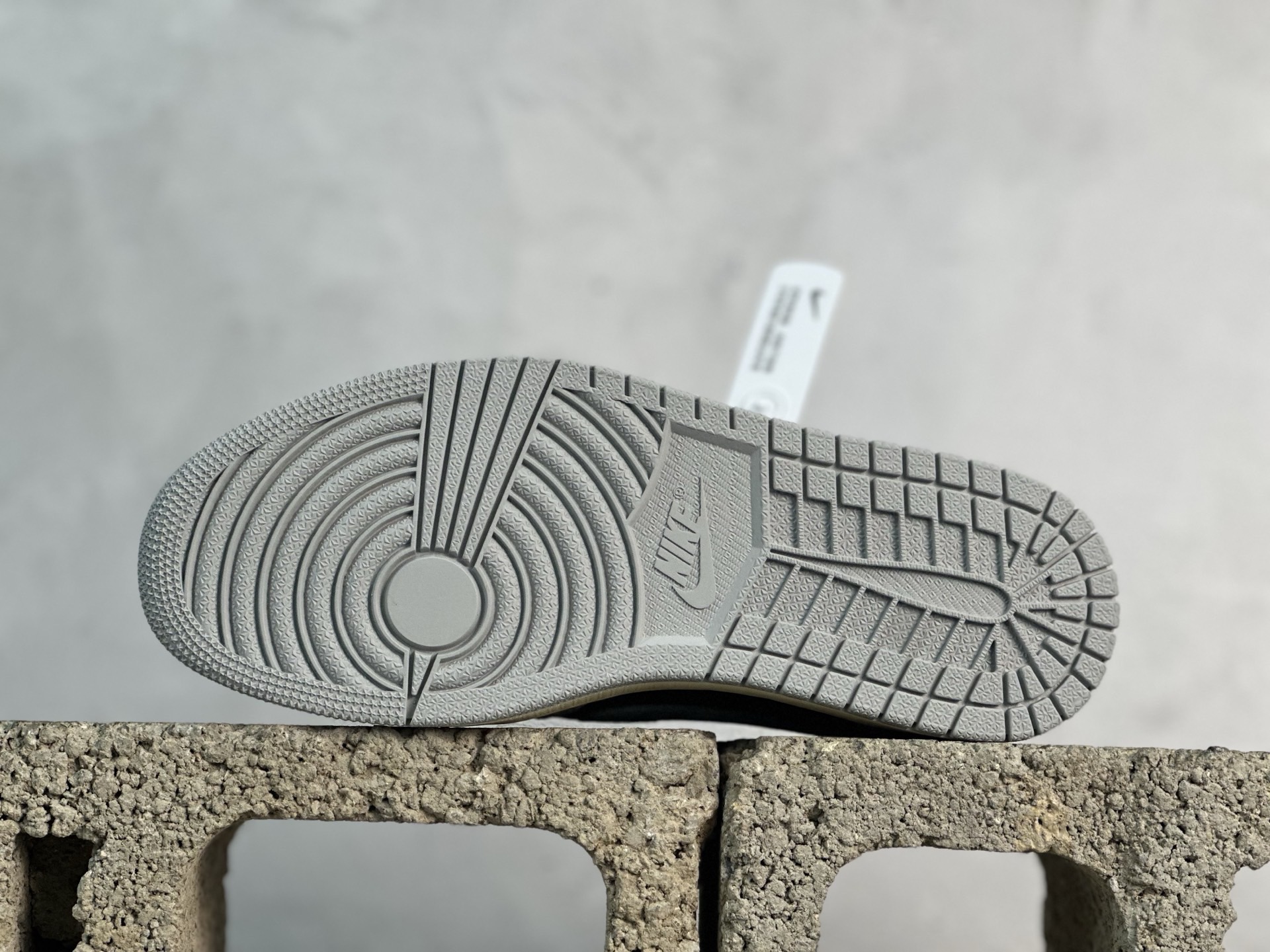 图片[3]-F版Fragment x TS x Air Jordan 1 Low 三方联名低帮倒勾板鞋 白灰 唯一可媲美原版 同价位区间无对手 全新的三方联名低帮倒钩鞋面延续了黑脚趾设计 点缀上Travis Scott 标志性的Logo 完善极具Fragment Design的设计风格 左右脚分别以Travis Scott鬼脸和乔丹飞翼加以修饰彰显出三方联名的奢华格调 货号：DM7866-010 尺码：36-47.5-选品中心