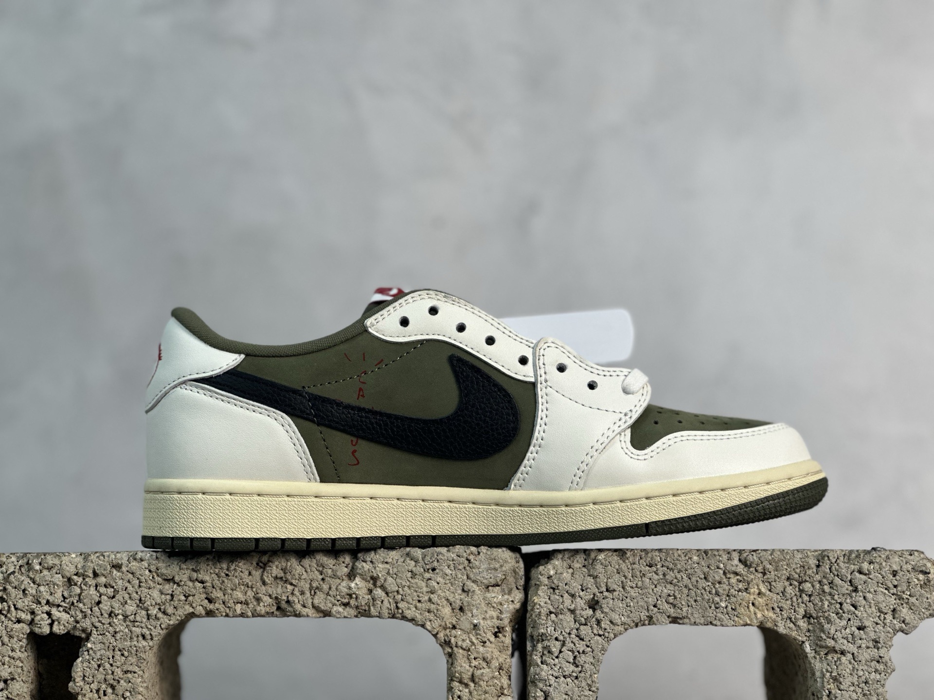 图片[2]-F版Fragment x TS x Air Jordan 1 Low 三方联名低帮倒勾板鞋 米白绿 唯一可媲美原版 同价位区间无对手 全新的三方联名低帮倒钩鞋面延续了黑脚趾设计 点缀上Travis Scott 标志性的Logo 完善极具Fragment Design的设计风格 左右脚分别以Travis Scott鬼脸和乔丹飞翼加以修饰彰显出三方联名的奢华格调 货号：DM7866-200 尺码：36-47.5-选品中心