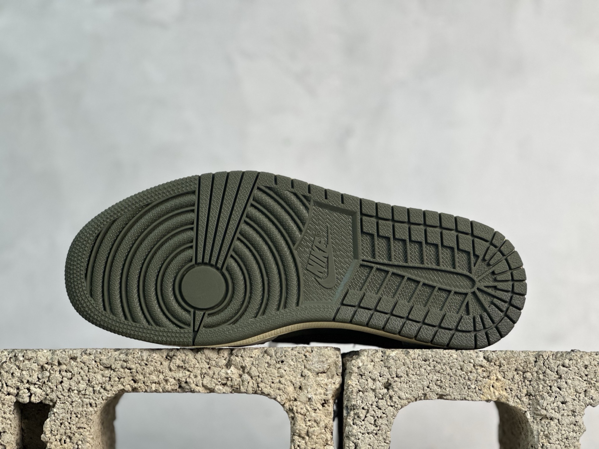 图片[3]-F版Fragment x TS x Air Jordan 1 Low 三方联名低帮倒勾板鞋 米白绿 唯一可媲美原版 同价位区间无对手 全新的三方联名低帮倒钩鞋面延续了黑脚趾设计 点缀上Travis Scott 标志性的Logo 完善极具Fragment Design的设计风格 左右脚分别以Travis Scott鬼脸和乔丹飞翼加以修饰彰显出三方联名的奢华格调 货号：DM7866-200 尺码：36-47.5-选品中心