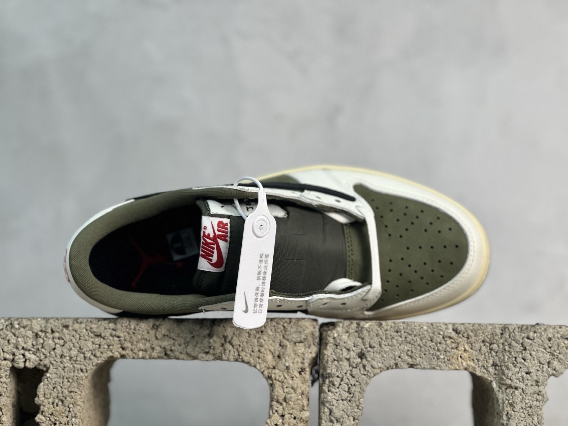 图片[4]-F版Fragment x TS x Air Jordan 1 Low 三方联名低帮倒勾板鞋 米白绿 唯一可媲美原版 同价位区间无对手 全新的三方联名低帮倒钩鞋面延续了黑脚趾设计 点缀上Travis Scott 标志性的Logo 完善极具Fragment Design的设计风格 左右脚分别以Travis Scott鬼脸和乔丹飞翼加以修饰彰显出三方联名的奢华格调 货号：DM7866-200 尺码：36-47.5-选品中心