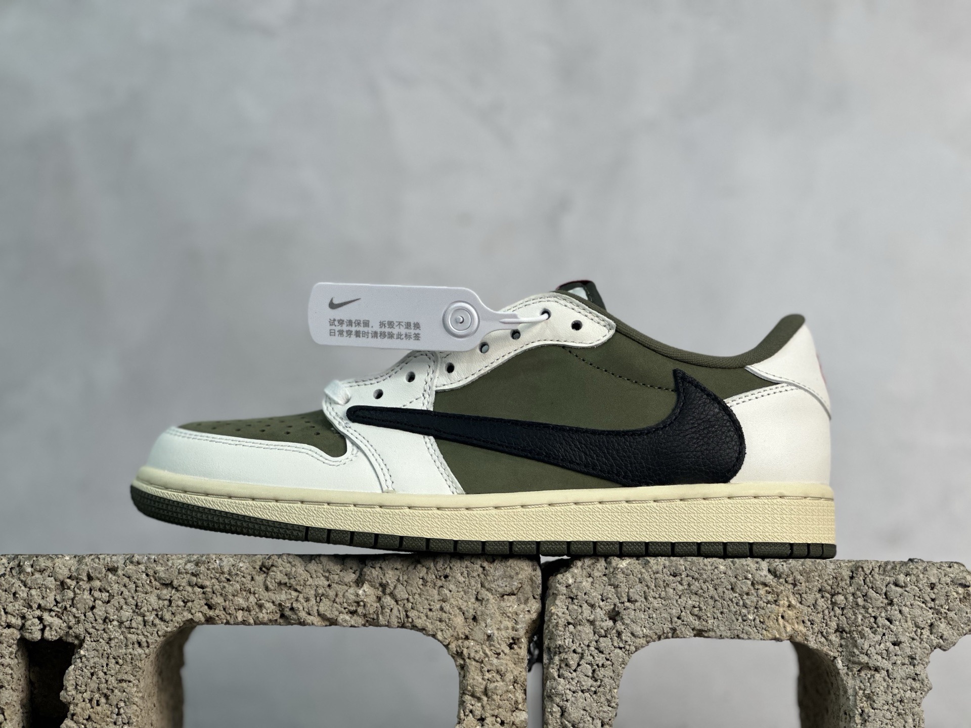 F版Fragment x TS x Air Jordan 1 Low 三方联名低帮倒勾板鞋 米白绿 唯一可媲美原版 同价位区间无对手 全新的三方联名低帮倒钩鞋面延续了黑脚趾设计 点缀上Travis Scott 标志性的Logo 完善极具Fragment Design的设计风格 左右脚分别以Travis Scott鬼脸和乔丹飞翼加以修饰彰显出三方联名的奢华格调 货号：DM7866-200 尺码：36-47.5-选品中心