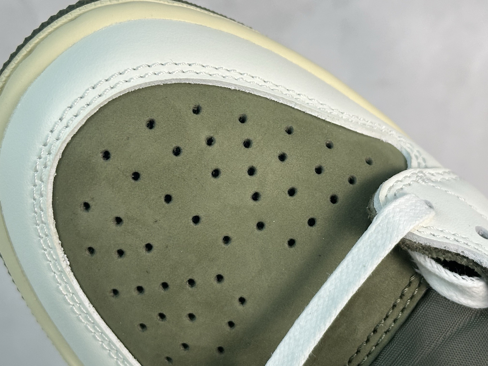 图片[7]-F版Fragment x TS x Air Jordan 1 Low 三方联名低帮倒勾板鞋 米白绿 唯一可媲美原版 同价位区间无对手 全新的三方联名低帮倒钩鞋面延续了黑脚趾设计 点缀上Travis Scott 标志性的Logo 完善极具Fragment Design的设计风格 左右脚分别以Travis Scott鬼脸和乔丹飞翼加以修饰彰显出三方联名的奢华格调 货号：DM7866-200 尺码：36-47.5-选品中心