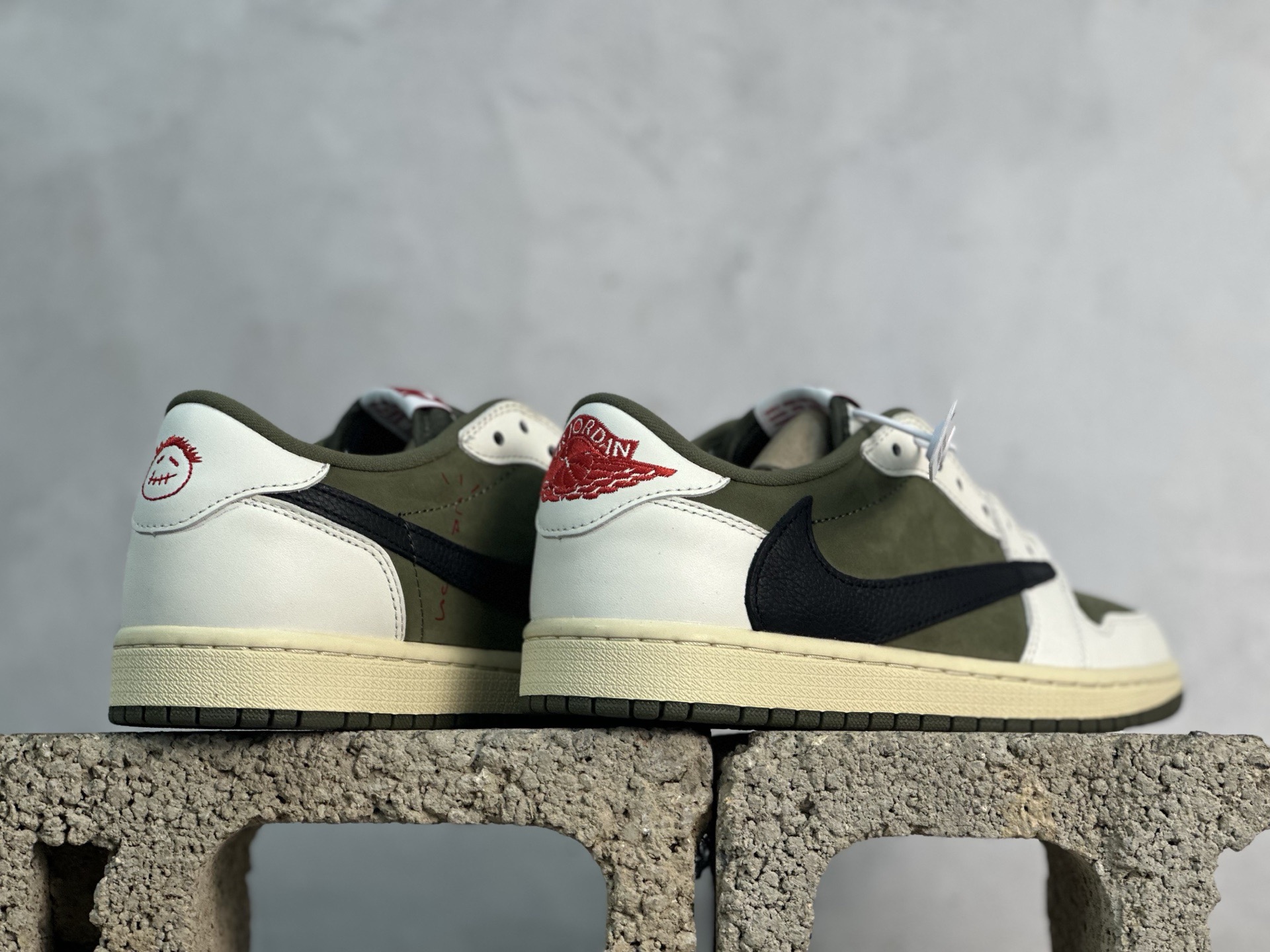 图片[6]-F版Fragment x TS x Air Jordan 1 Low 三方联名低帮倒勾板鞋 米白绿 唯一可媲美原版 同价位区间无对手 全新的三方联名低帮倒钩鞋面延续了黑脚趾设计 点缀上Travis Scott 标志性的Logo 完善极具Fragment Design的设计风格 左右脚分别以Travis Scott鬼脸和乔丹飞翼加以修饰彰显出三方联名的奢华格调 货号：DM7866-200 尺码：36-47.5-选品中心