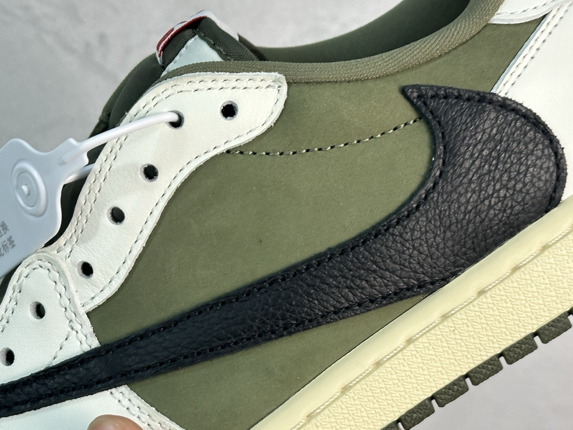 图片[9]-F版Fragment x TS x Air Jordan 1 Low 三方联名低帮倒勾板鞋 米白绿 唯一可媲美原版 同价位区间无对手 全新的三方联名低帮倒钩鞋面延续了黑脚趾设计 点缀上Travis Scott 标志性的Logo 完善极具Fragment Design的设计风格 左右脚分别以Travis Scott鬼脸和乔丹飞翼加以修饰彰显出三方联名的奢华格调 货号：DM7866-200 尺码：36-47.5-选品中心