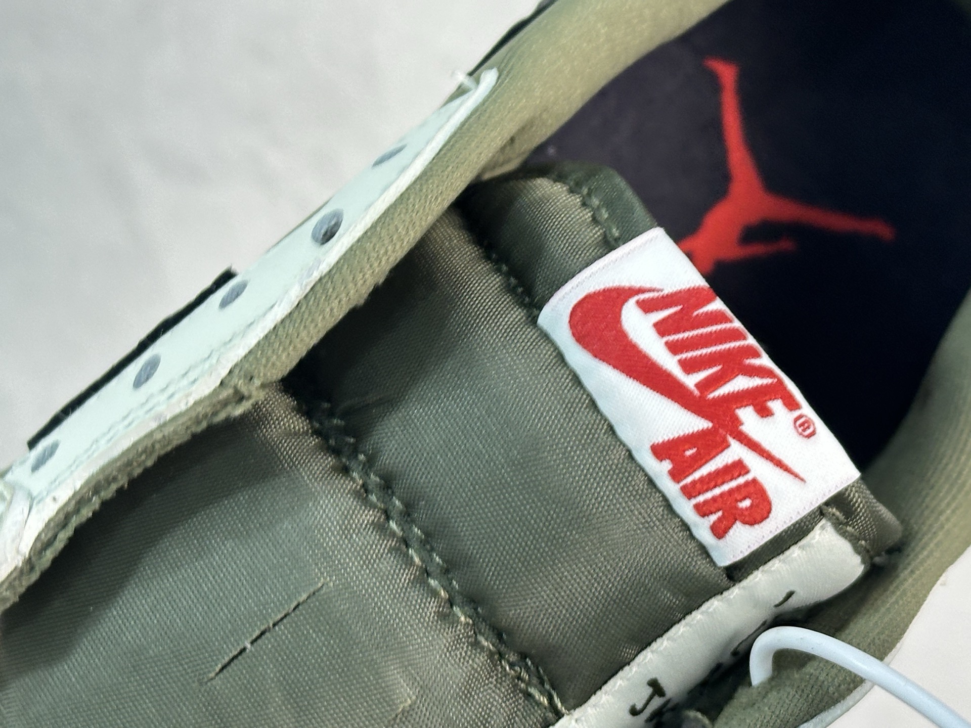 图片[8]-F版Fragment x TS x Air Jordan 1 Low 三方联名低帮倒勾板鞋 米白绿 唯一可媲美原版 同价位区间无对手 全新的三方联名低帮倒钩鞋面延续了黑脚趾设计 点缀上Travis Scott 标志性的Logo 完善极具Fragment Design的设计风格 左右脚分别以Travis Scott鬼脸和乔丹飞翼加以修饰彰显出三方联名的奢华格调 货号：DM7866-200 尺码：36-47.5-选品中心