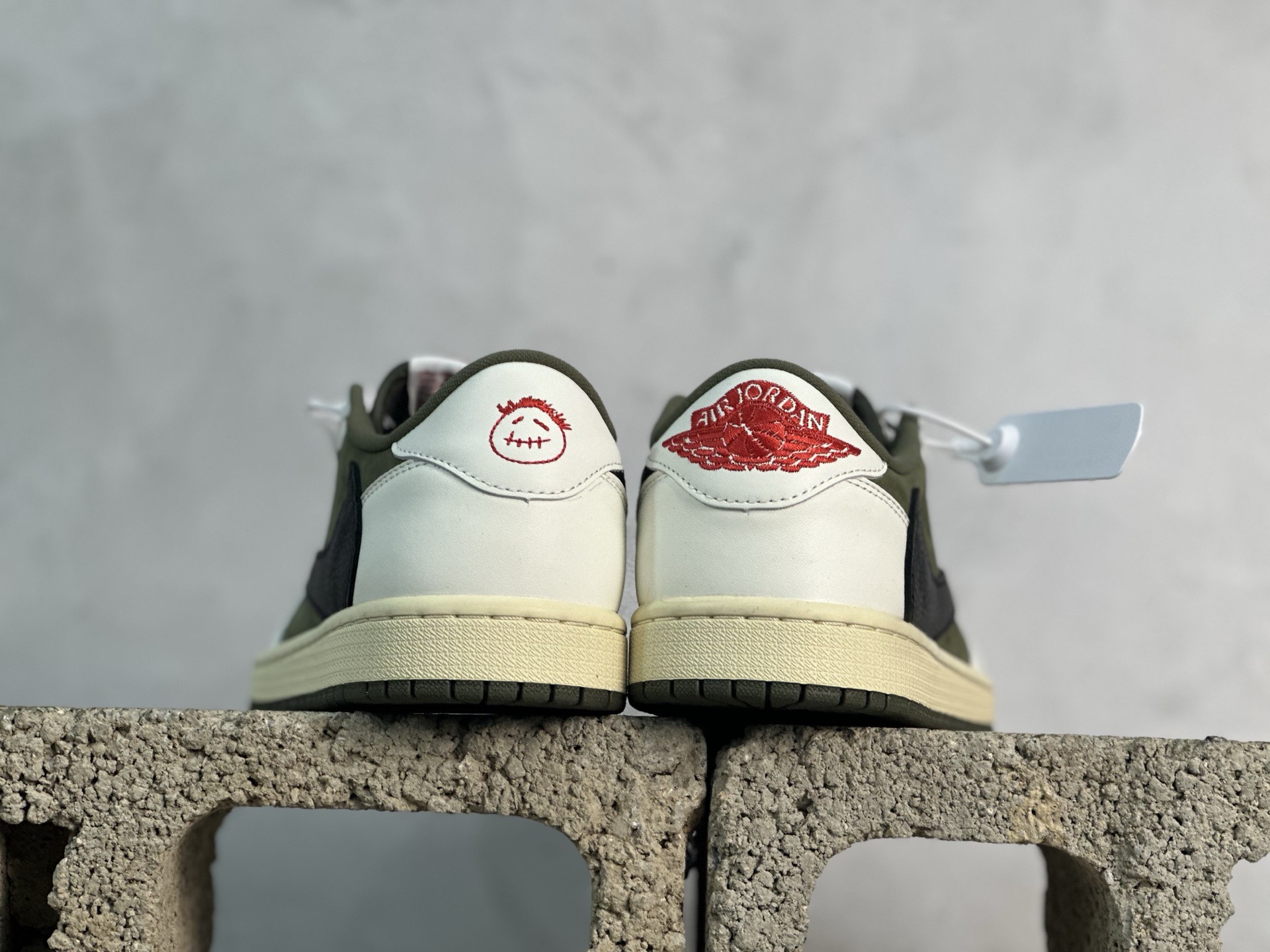 图片[5]-F版Fragment x TS x Air Jordan 1 Low 三方联名低帮倒勾板鞋 米白绿 唯一可媲美原版 同价位区间无对手 全新的三方联名低帮倒钩鞋面延续了黑脚趾设计 点缀上Travis Scott 标志性的Logo 完善极具Fragment Design的设计风格 左右脚分别以Travis Scott鬼脸和乔丹飞翼加以修饰彰显出三方联名的奢华格调 货号：DM7866-200 尺码：36-47.5-选品中心