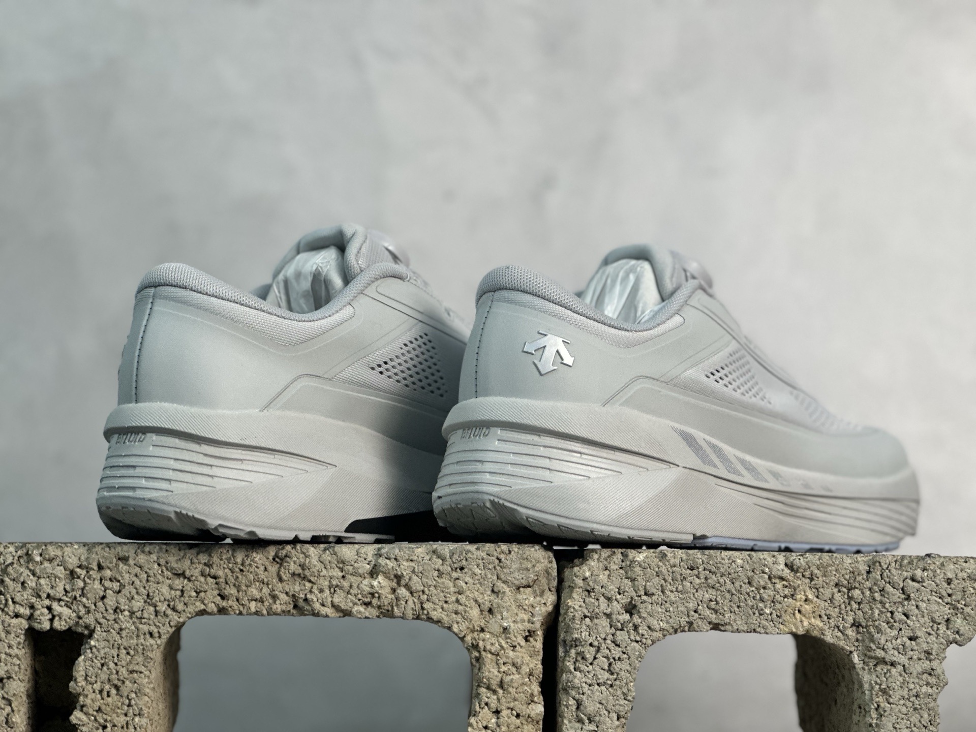 图片[6]-纯原版本 迪桑特DESCENTE Enerzite BOA舒适低帮休闲跑步鞋 官方同步上架 原档案原鞋楦数据开发，流体力学设计，仿生学切割线条。D-FLUID缓震科技中底，稳定高弹。3D立体工程透气网纱鞋面，舒适不闷脚。BOA精密旋钮系带系统，一键调节松紧，兼顾包裹性与便携度。 尺码：36 36.5 37 38 38.5 39 40 40.5 41 42 42.5 43 44 44.5 45-选品中心