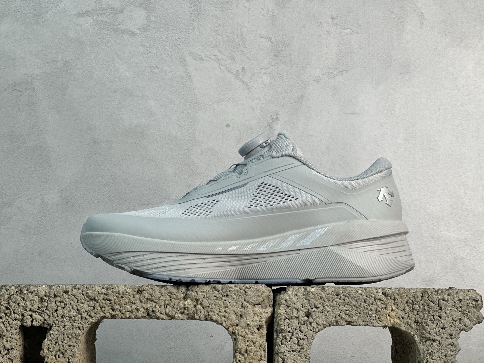 纯原版本 迪桑特DESCENTE Enerzite BOA舒适低帮休闲跑步鞋 官方同步上架 原档案原鞋楦数据开发，流体力学设计，仿生学切割线条。D-FLUID缓震科技中底，稳定高弹。3D立体工程透气网纱鞋面，舒适不闷脚。BOA精密旋钮系带系统，一键调节松紧，兼顾包裹性与便携度。 尺码：36 36.5 37 38 38.5 39 40 40.5 41 42 42.5 43 44 44.5 45-选品中心