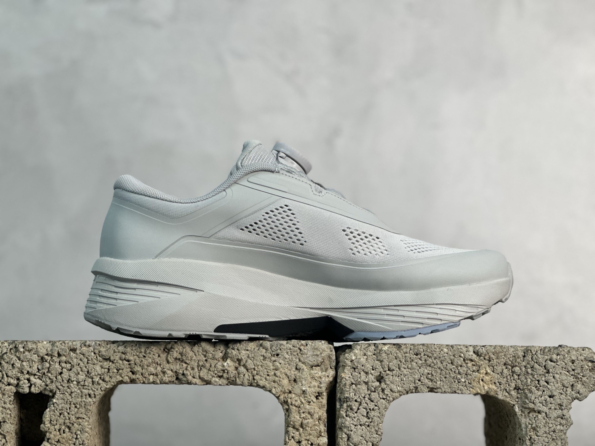 图片[2]-纯原版本 迪桑特DESCENTE Enerzite BOA舒适低帮休闲跑步鞋 官方同步上架 原档案原鞋楦数据开发，流体力学设计，仿生学切割线条。D-FLUID缓震科技中底，稳定高弹。3D立体工程透气网纱鞋面，舒适不闷脚。BOA精密旋钮系带系统，一键调节松紧，兼顾包裹性与便携度。 尺码：36 36.5 37 38 38.5 39 40 40.5 41 42 42.5 43 44 44.5 45-选品中心