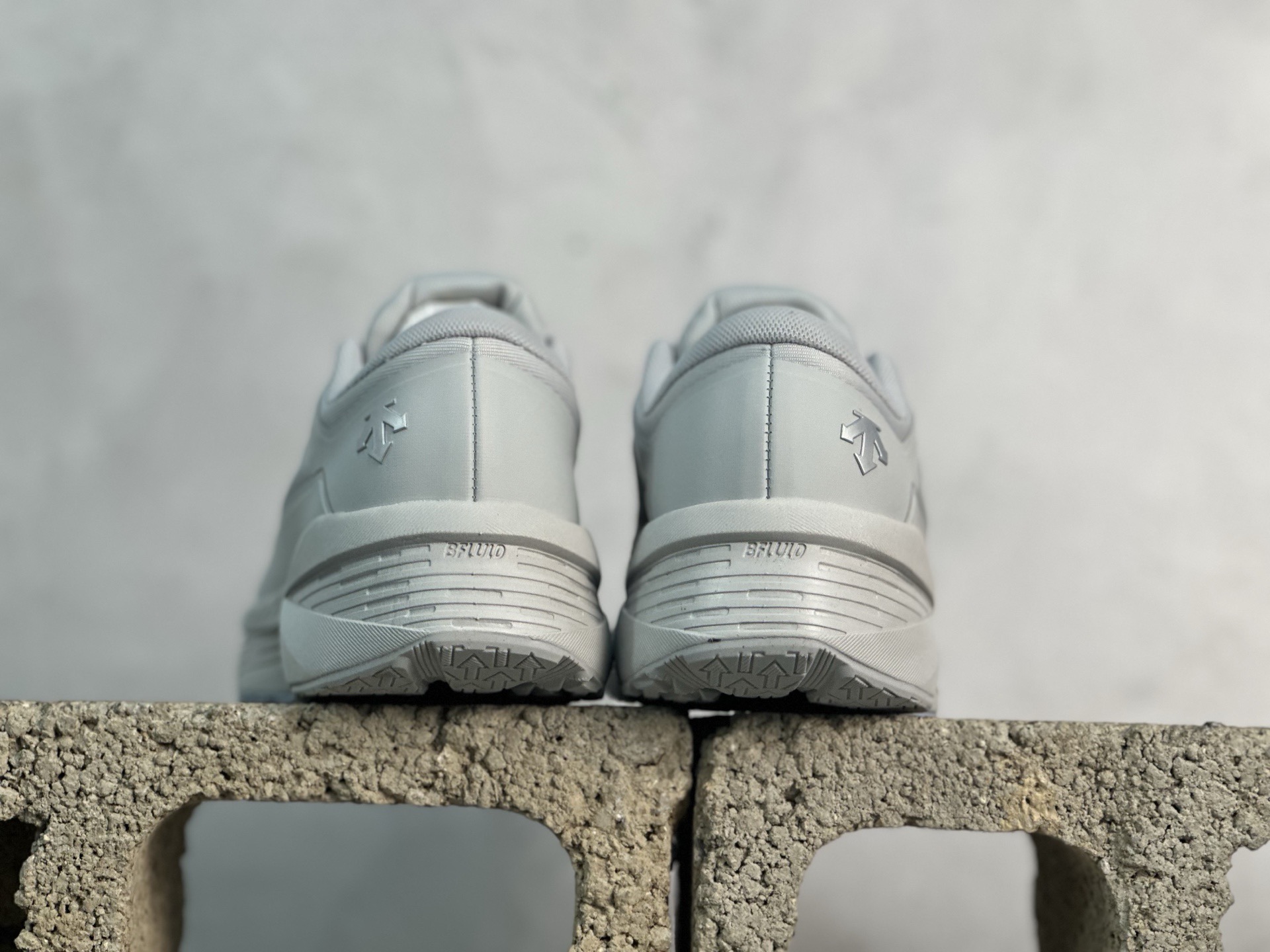 图片[5]-纯原版本 迪桑特DESCENTE Enerzite BOA舒适低帮休闲跑步鞋 官方同步上架 原档案原鞋楦数据开发，流体力学设计，仿生学切割线条。D-FLUID缓震科技中底，稳定高弹。3D立体工程透气网纱鞋面，舒适不闷脚。BOA精密旋钮系带系统，一键调节松紧，兼顾包裹性与便携度。 尺码：36 36.5 37 38 38.5 39 40 40.5 41 42 42.5 43 44 44.5 45-选品中心