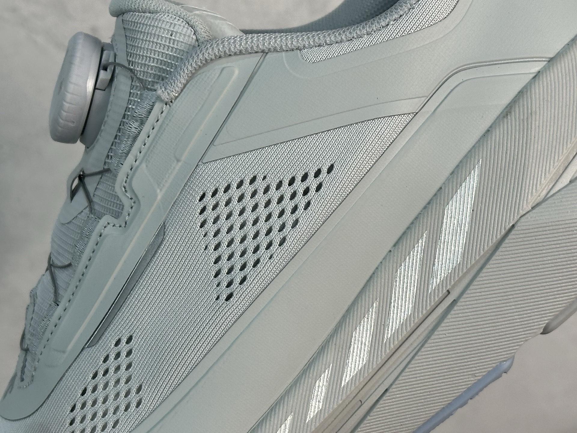 图片[9]-纯原版本 迪桑特DESCENTE Enerzite BOA舒适低帮休闲跑步鞋 官方同步上架 原档案原鞋楦数据开发，流体力学设计，仿生学切割线条。D-FLUID缓震科技中底，稳定高弹。3D立体工程透气网纱鞋面，舒适不闷脚。BOA精密旋钮系带系统，一键调节松紧，兼顾包裹性与便携度。 尺码：36 36.5 37 38 38.5 39 40 40.5 41 42 42.5 43 44 44.5 45-选品中心