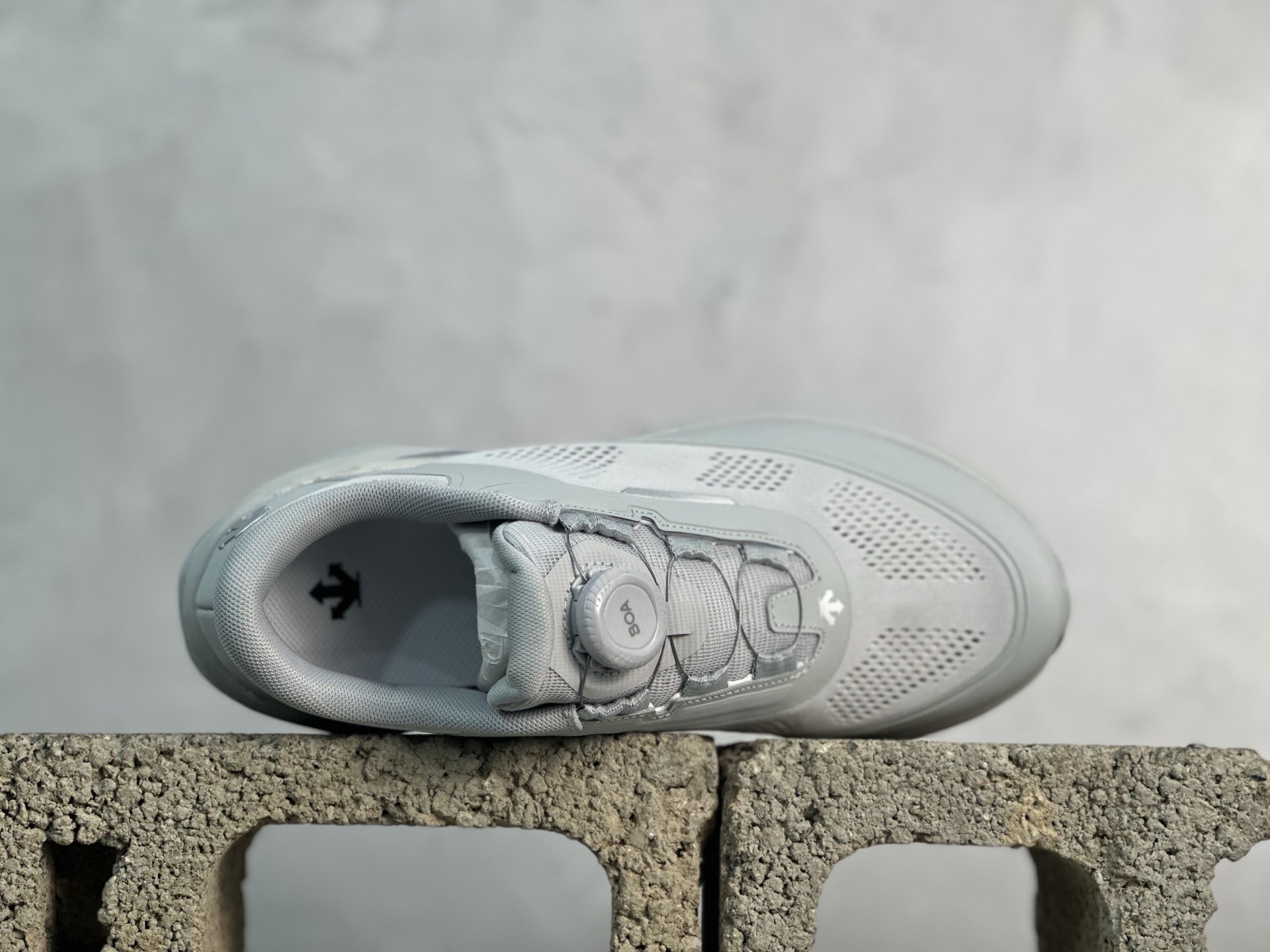 图片[4]-纯原版本 迪桑特DESCENTE Enerzite BOA舒适低帮休闲跑步鞋 官方同步上架 原档案原鞋楦数据开发，流体力学设计，仿生学切割线条。D-FLUID缓震科技中底，稳定高弹。3D立体工程透气网纱鞋面，舒适不闷脚。BOA精密旋钮系带系统，一键调节松紧，兼顾包裹性与便携度。 尺码：36 36.5 37 38 38.5 39 40 40.5 41 42 42.5 43 44 44.5 45-选品中心