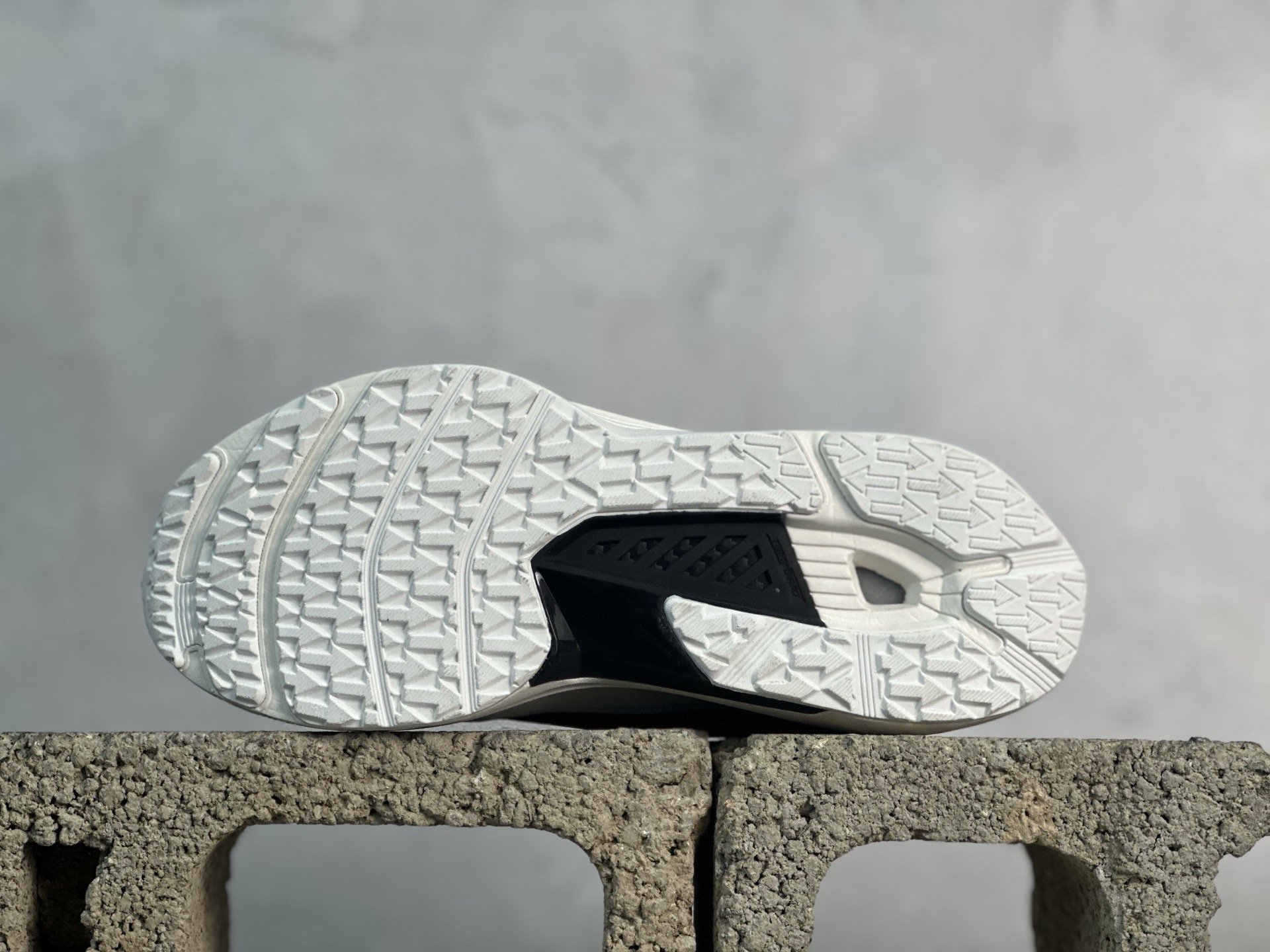 图片[3]-纯原版本 迪桑特DESCENTE Enerzite BOA舒适低帮休闲跑步鞋 官方同步上架 原档案原鞋楦数据开发，流体力学设计，仿生学切割线条。D-FLUID缓震科技中底，稳定高弹。3D立体工程透气网纱鞋面，舒适不闷脚。BOA精密旋钮系带系统，一键调节松紧，兼顾包裹性与便携度。 尺码：36 36.5 37 38 38.5 39 40 40.5 41 42 42.5 43 44 44.5 45-选品中心