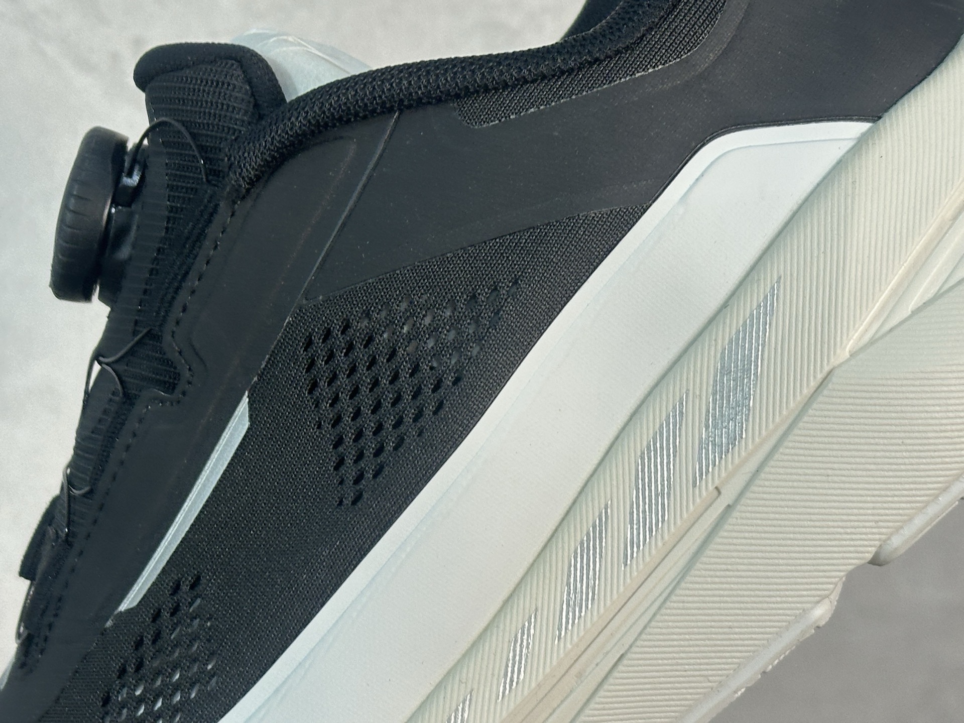 图片[9]-纯原版本 迪桑特DESCENTE Enerzite BOA舒适低帮休闲跑步鞋 官方同步上架 原档案原鞋楦数据开发，流体力学设计，仿生学切割线条。D-FLUID缓震科技中底，稳定高弹。3D立体工程透气网纱鞋面，舒适不闷脚。BOA精密旋钮系带系统，一键调节松紧，兼顾包裹性与便携度。 尺码：36 36.5 37 38 38.5 39 40 40.5 41 42 42.5 43 44 44.5 45-选品中心