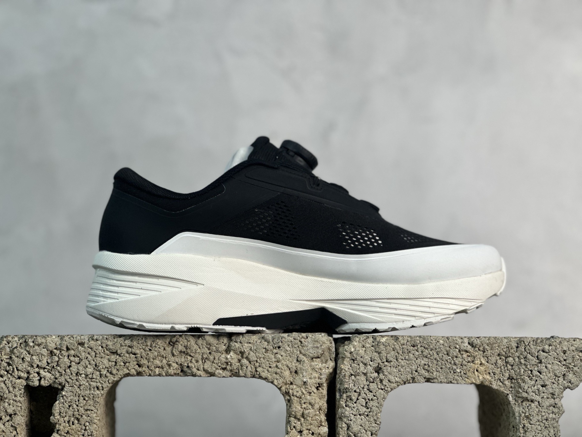 图片[2]-纯原版本 迪桑特DESCENTE Enerzite BOA舒适低帮休闲跑步鞋 官方同步上架 原档案原鞋楦数据开发，流体力学设计，仿生学切割线条。D-FLUID缓震科技中底，稳定高弹。3D立体工程透气网纱鞋面，舒适不闷脚。BOA精密旋钮系带系统，一键调节松紧，兼顾包裹性与便携度。 尺码：36 36.5 37 38 38.5 39 40 40.5 41 42 42.5 43 44 44.5 45-选品中心