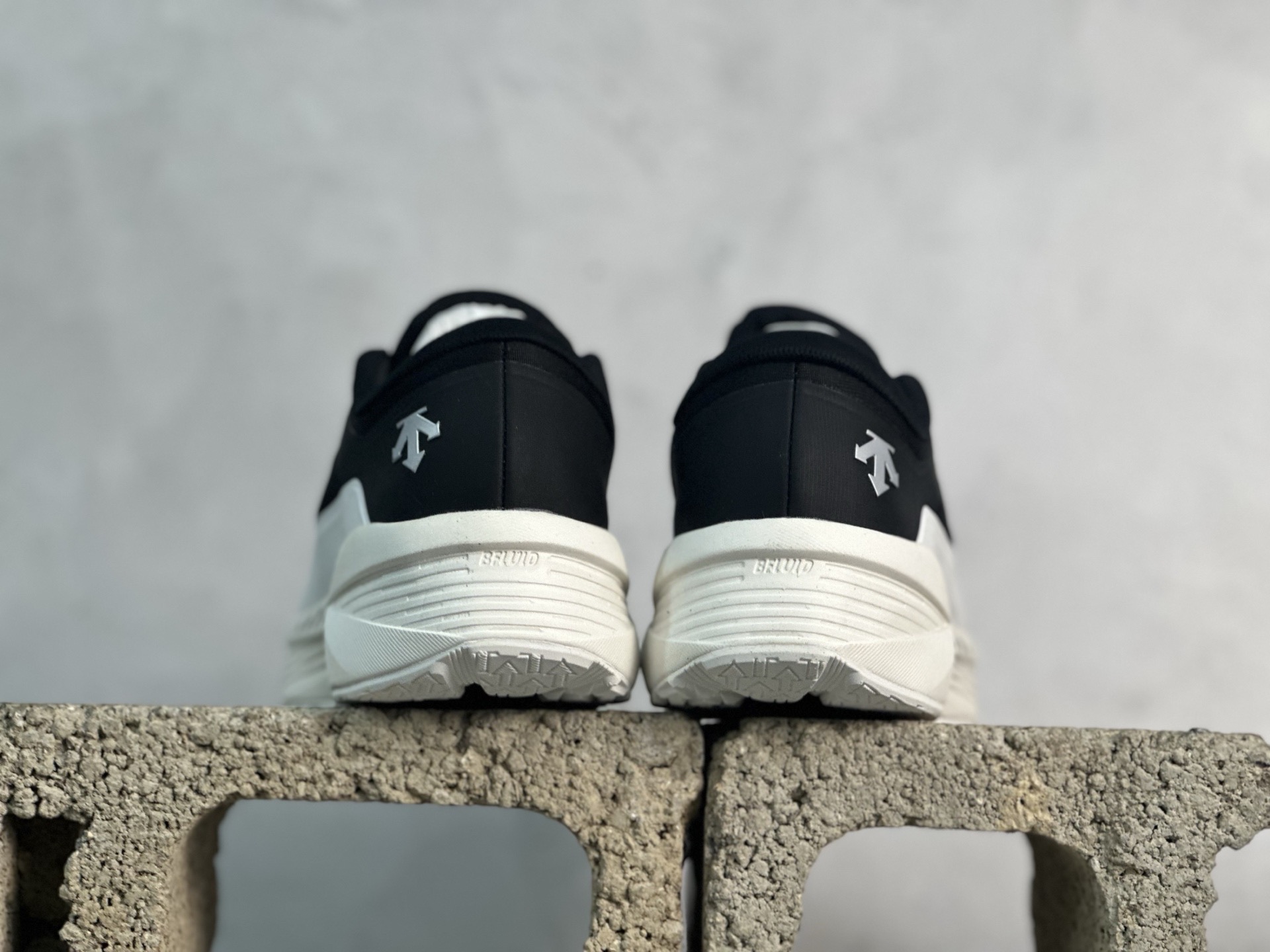 图片[5]-纯原版本 迪桑特DESCENTE Enerzite BOA舒适低帮休闲跑步鞋 官方同步上架 原档案原鞋楦数据开发，流体力学设计，仿生学切割线条。D-FLUID缓震科技中底，稳定高弹。3D立体工程透气网纱鞋面，舒适不闷脚。BOA精密旋钮系带系统，一键调节松紧，兼顾包裹性与便携度。 尺码：36 36.5 37 38 38.5 39 40 40.5 41 42 42.5 43 44 44.5 45-选品中心