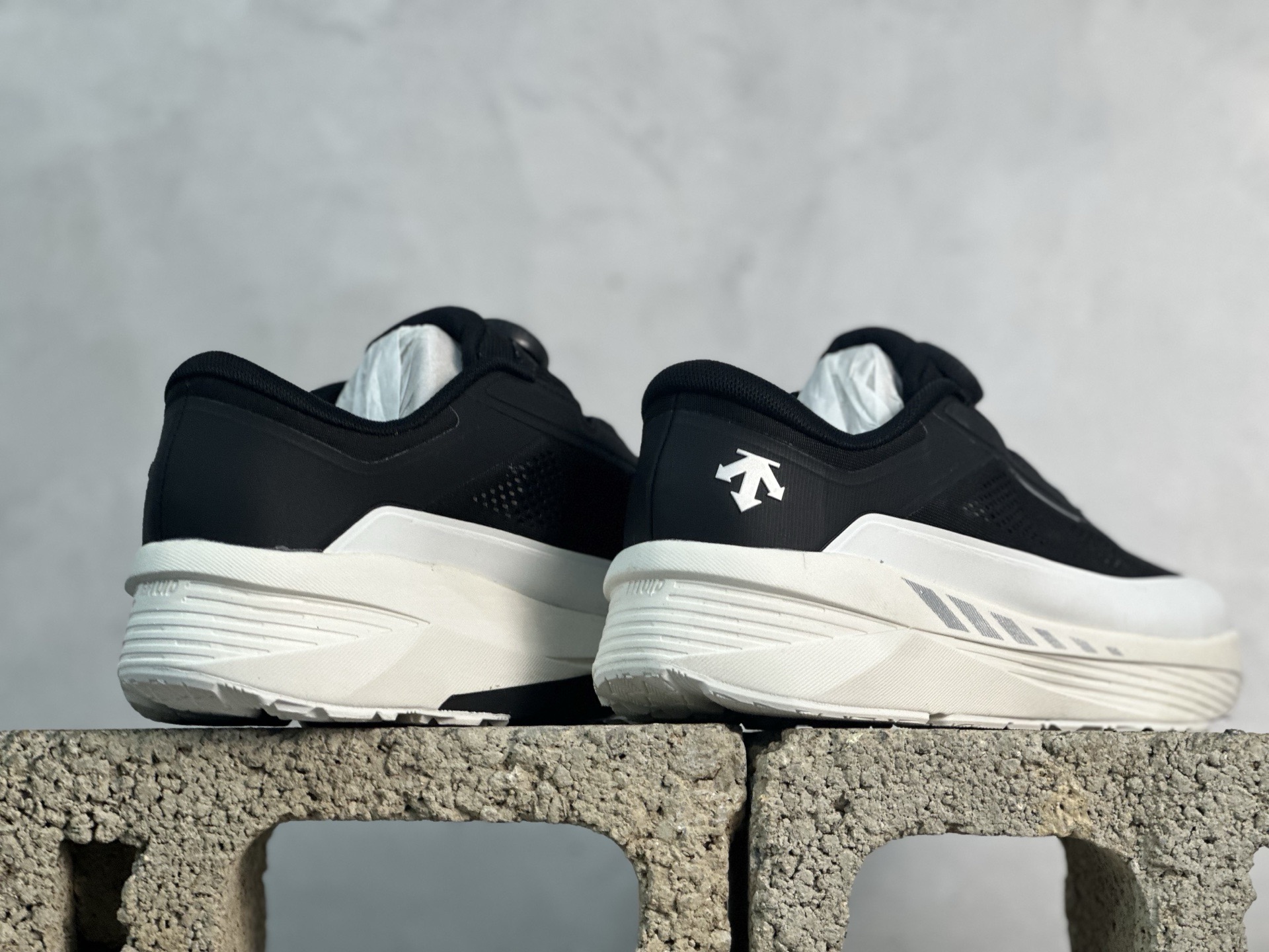 图片[6]-纯原版本 迪桑特DESCENTE Enerzite BOA舒适低帮休闲跑步鞋 官方同步上架 原档案原鞋楦数据开发，流体力学设计，仿生学切割线条。D-FLUID缓震科技中底，稳定高弹。3D立体工程透气网纱鞋面，舒适不闷脚。BOA精密旋钮系带系统，一键调节松紧，兼顾包裹性与便携度。 尺码：36 36.5 37 38 38.5 39 40 40.5 41 42 42.5 43 44 44.5 45-选品中心