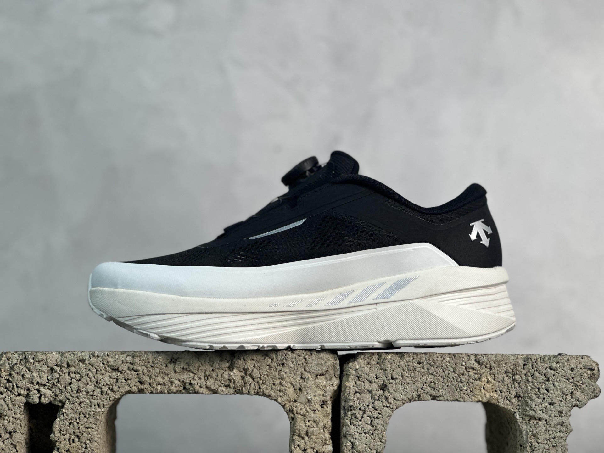 纯原版本 迪桑特DESCENTE Enerzite BOA舒适低帮休闲跑步鞋 官方同步上架 原档案原鞋楦数据开发，流体力学设计，仿生学切割线条。D-FLUID缓震科技中底，稳定高弹。3D立体工程透气网纱鞋面，舒适不闷脚。BOA精密旋钮系带系统，一键调节松紧，兼顾包裹性与便携度。 尺码：36 36.5 37 38 38.5 39 40 40.5 41 42 42.5 43 44 44.5 45-选品中心