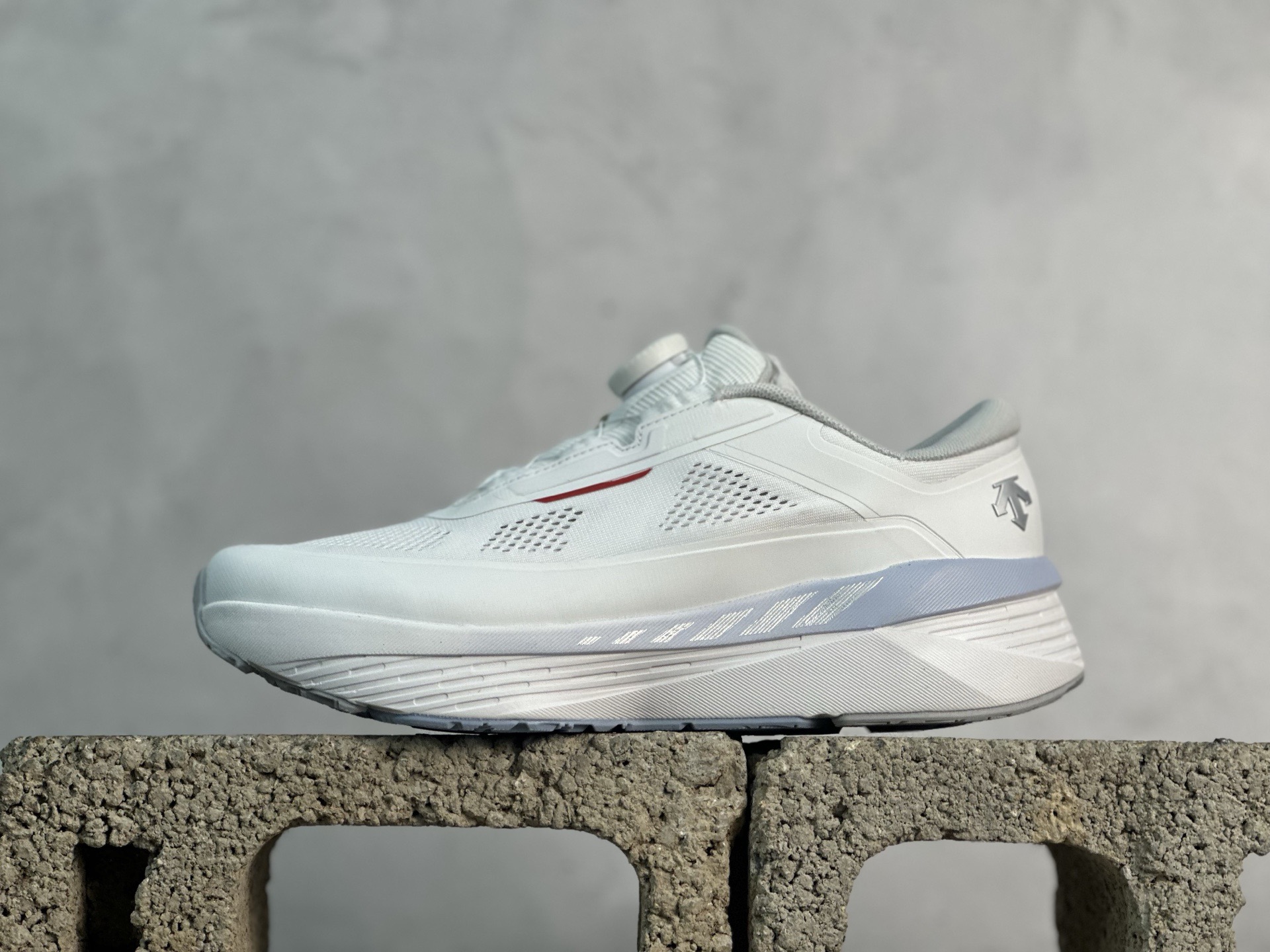 纯原版本 迪桑特DESCENTE Enerzite BOA舒适低帮休闲跑步鞋 官方同步上架 原档案原鞋楦数据开发，流体力学设计，仿生学切割线条。D-FLUID缓震科技中底，稳定高弹。3D立体工程透气网纱鞋面，舒适不闷脚。BOA精密旋钮系带系统，一键调节松紧，兼顾包裹性与便携度。 尺码：36 36.5 37 38 38.5 39 40 40.5 41 42 42.5 43 44 44.5 45-选品中心