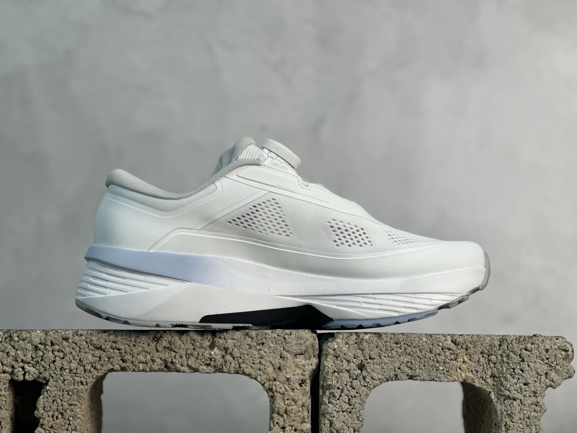 图片[2]-纯原版本 迪桑特DESCENTE Enerzite BOA舒适低帮休闲跑步鞋 官方同步上架 原档案原鞋楦数据开发，流体力学设计，仿生学切割线条。D-FLUID缓震科技中底，稳定高弹。3D立体工程透气网纱鞋面，舒适不闷脚。BOA精密旋钮系带系统，一键调节松紧，兼顾包裹性与便携度。 尺码：36 36.5 37 38 38.5 39 40 40.5 41 42 42.5 43 44 44.5 45-选品中心