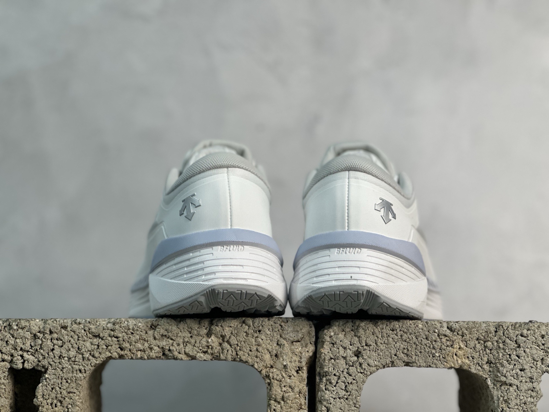 图片[5]-纯原版本 迪桑特DESCENTE Enerzite BOA舒适低帮休闲跑步鞋 官方同步上架 原档案原鞋楦数据开发，流体力学设计，仿生学切割线条。D-FLUID缓震科技中底，稳定高弹。3D立体工程透气网纱鞋面，舒适不闷脚。BOA精密旋钮系带系统，一键调节松紧，兼顾包裹性与便携度。 尺码：36 36.5 37 38 38.5 39 40 40.5 41 42 42.5 43 44 44.5 45-选品中心