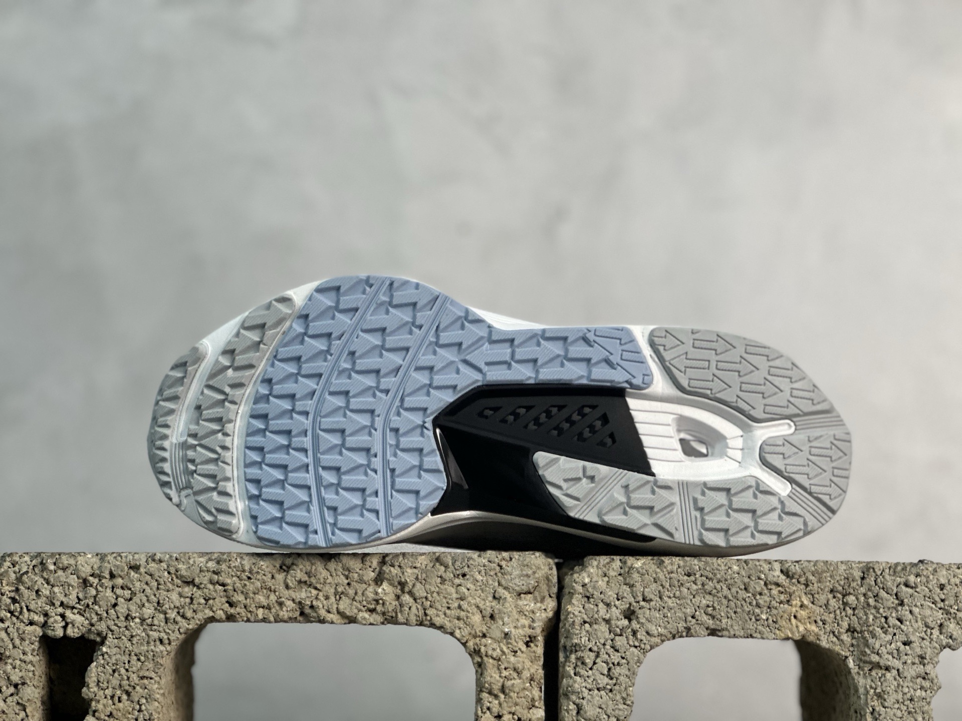 图片[3]-纯原版本 迪桑特DESCENTE Enerzite BOA舒适低帮休闲跑步鞋 官方同步上架 原档案原鞋楦数据开发，流体力学设计，仿生学切割线条。D-FLUID缓震科技中底，稳定高弹。3D立体工程透气网纱鞋面，舒适不闷脚。BOA精密旋钮系带系统，一键调节松紧，兼顾包裹性与便携度。 尺码：36 36.5 37 38 38.5 39 40 40.5 41 42 42.5 43 44 44.5 45-选品中心