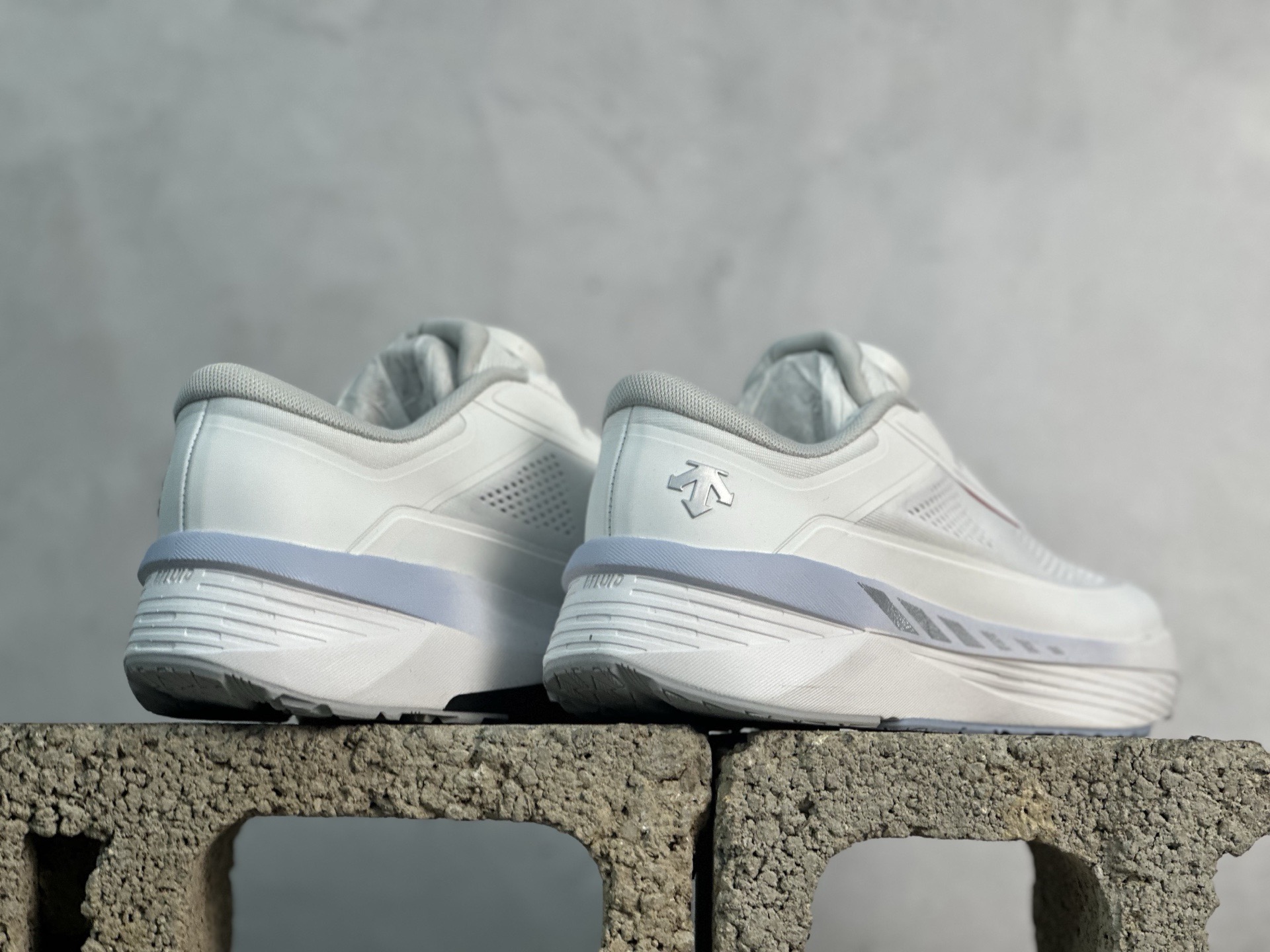 图片[6]-纯原版本 迪桑特DESCENTE Enerzite BOA舒适低帮休闲跑步鞋 官方同步上架 原档案原鞋楦数据开发，流体力学设计，仿生学切割线条。D-FLUID缓震科技中底，稳定高弹。3D立体工程透气网纱鞋面，舒适不闷脚。BOA精密旋钮系带系统，一键调节松紧，兼顾包裹性与便携度。 尺码：36 36.5 37 38 38.5 39 40 40.5 41 42 42.5 43 44 44.5 45-选品中心