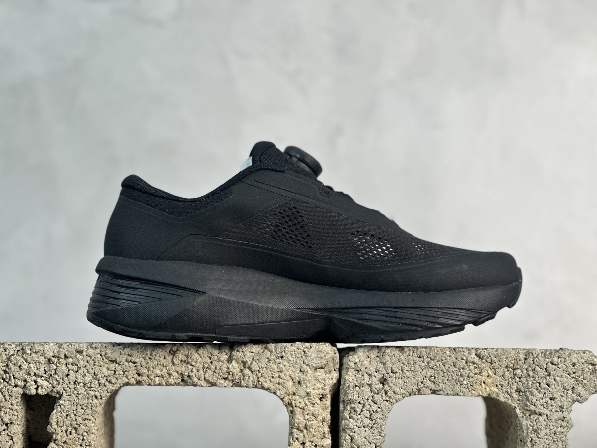 图片[2]-纯原版本 迪桑特DESCENTE Enerzite BOA舒适低帮休闲跑步鞋 官方同步上架 原档案原鞋楦数据开发，流体力学设计，仿生学切割线条。D-FLUID缓震科技中底，稳定高弹。3D立体工程透气网纱鞋面，舒适不闷脚。BOA精密旋钮系带系统，一键调节松紧，兼顾包裹性与便携度。 尺码：36 36.5 37 38 38.5 39 40 40.5 41 42 42.5 43 44 44.5 45-选品中心