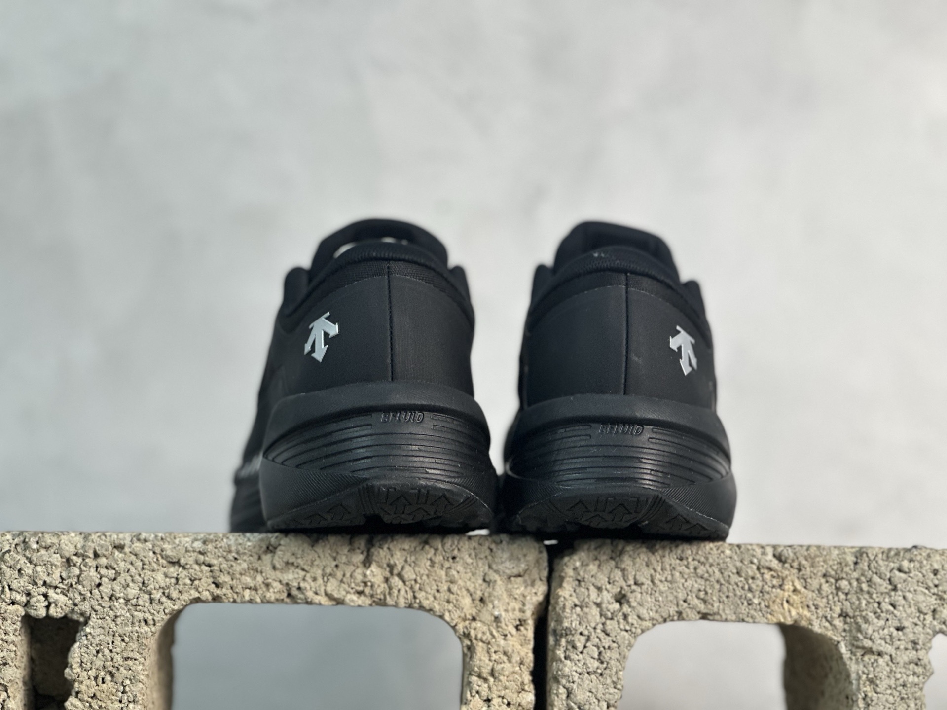 图片[5]-纯原版本 迪桑特DESCENTE Enerzite BOA舒适低帮休闲跑步鞋 官方同步上架 原档案原鞋楦数据开发，流体力学设计，仿生学切割线条。D-FLUID缓震科技中底，稳定高弹。3D立体工程透气网纱鞋面，舒适不闷脚。BOA精密旋钮系带系统，一键调节松紧，兼顾包裹性与便携度。 尺码：36 36.5 37 38 38.5 39 40 40.5 41 42 42.5 43 44 44.5 45-选品中心