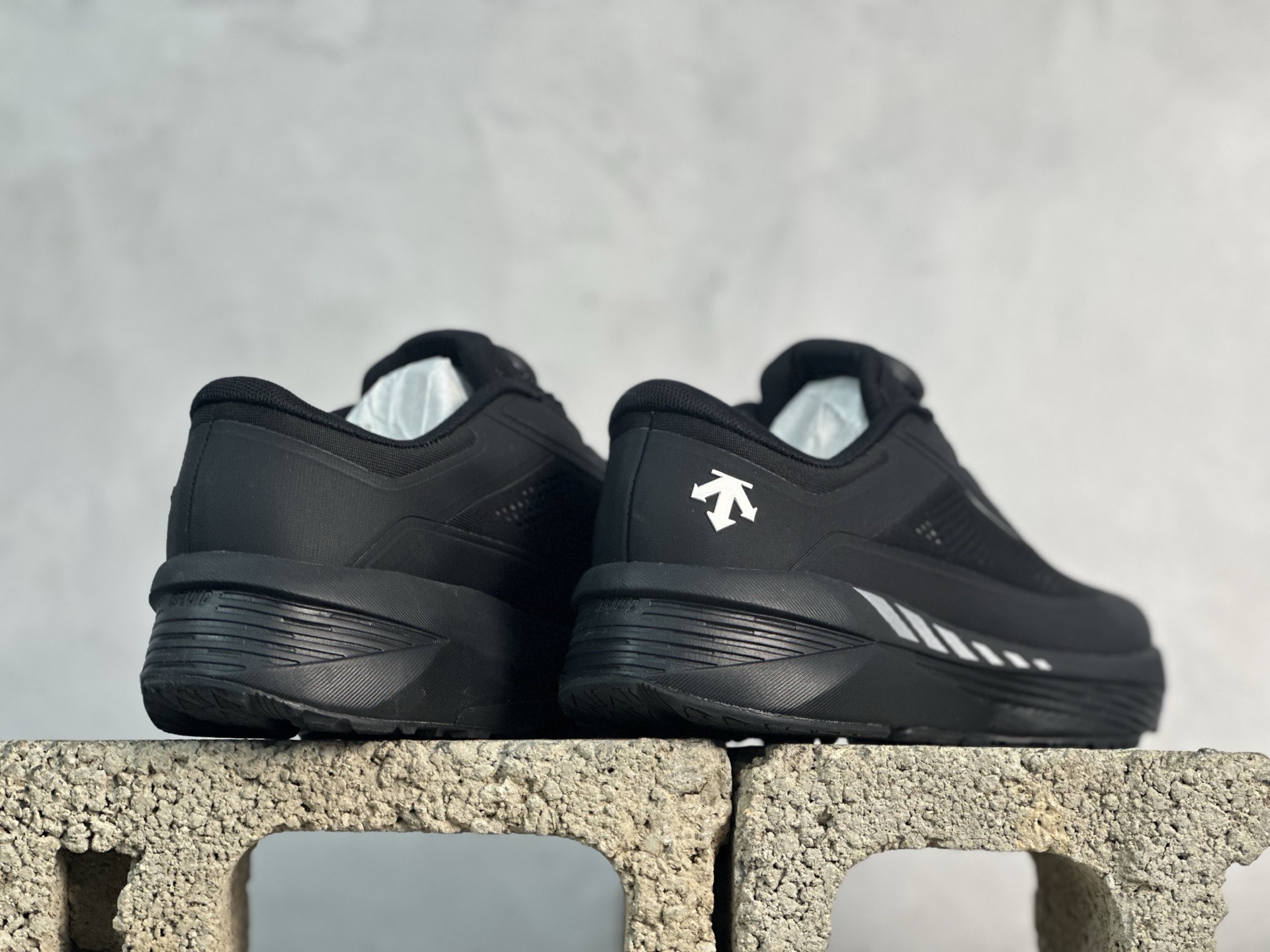 图片[6]-纯原版本 迪桑特DESCENTE Enerzite BOA舒适低帮休闲跑步鞋 官方同步上架 原档案原鞋楦数据开发，流体力学设计，仿生学切割线条。D-FLUID缓震科技中底，稳定高弹。3D立体工程透气网纱鞋面，舒适不闷脚。BOA精密旋钮系带系统，一键调节松紧，兼顾包裹性与便携度。 尺码：36 36.5 37 38 38.5 39 40 40.5 41 42 42.5 43 44 44.5 45-选品中心