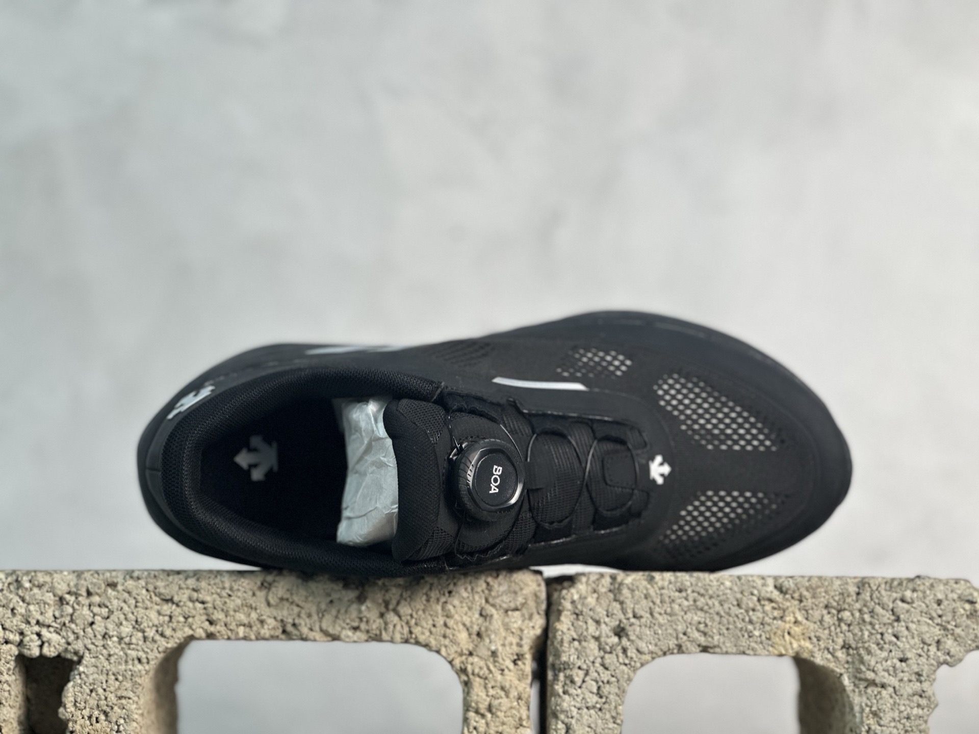 图片[4]-纯原版本 迪桑特DESCENTE Enerzite BOA舒适低帮休闲跑步鞋 官方同步上架 原档案原鞋楦数据开发，流体力学设计，仿生学切割线条。D-FLUID缓震科技中底，稳定高弹。3D立体工程透气网纱鞋面，舒适不闷脚。BOA精密旋钮系带系统，一键调节松紧，兼顾包裹性与便携度。 尺码：36 36.5 37 38 38.5 39 40 40.5 41 42 42.5 43 44 44.5 45-选品中心