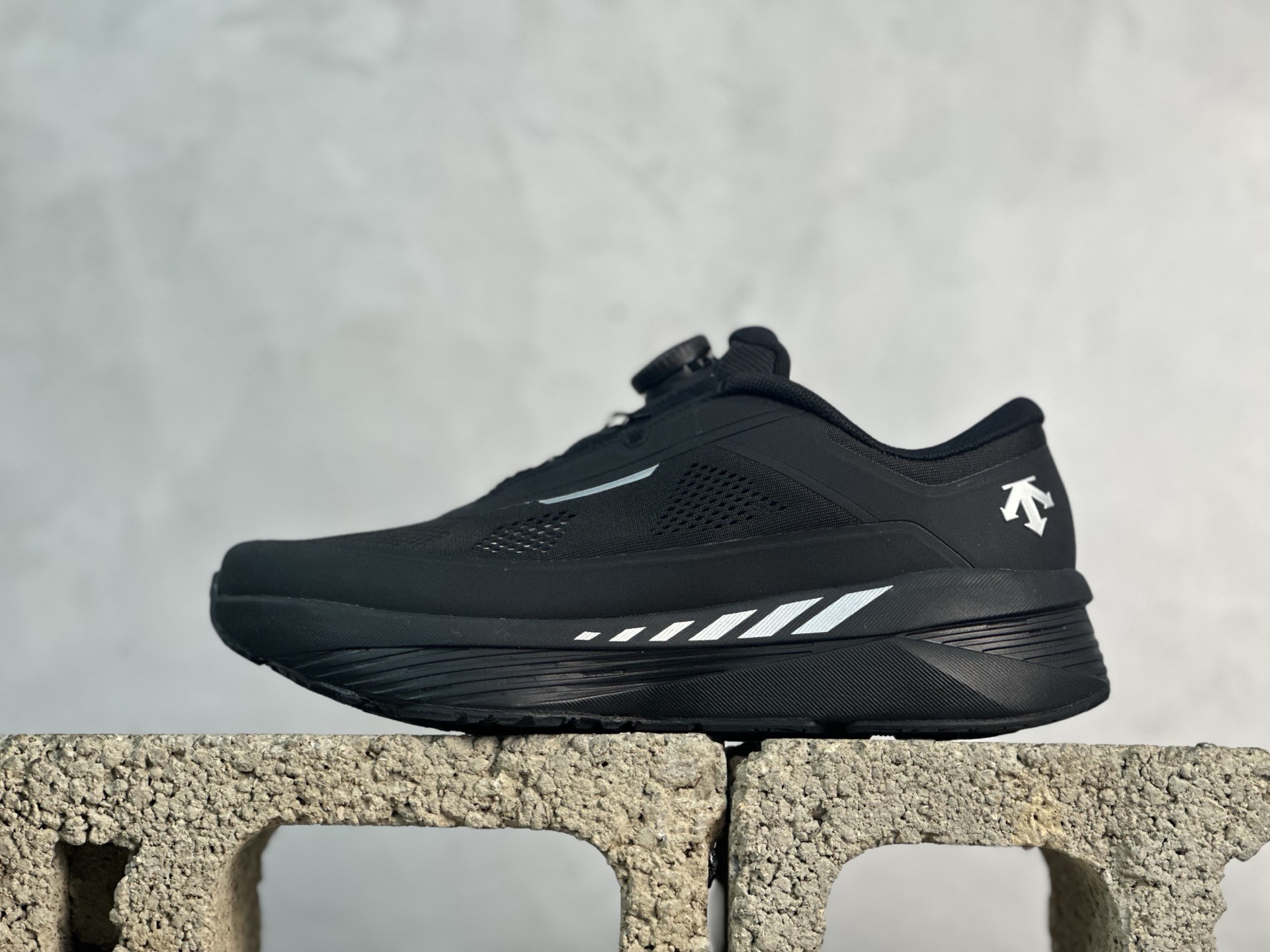 纯原版本 迪桑特DESCENTE Enerzite BOA舒适低帮休闲跑步鞋 官方同步上架 原档案原鞋楦数据开发，流体力学设计，仿生学切割线条。D-FLUID缓震科技中底，稳定高弹。3D立体工程透气网纱鞋面，舒适不闷脚。BOA精密旋钮系带系统，一键调节松紧，兼顾包裹性与便携度。 尺码：36 36.5 37 38 38.5 39 40 40.5 41 42 42.5 43 44 44.5 45-选品中心