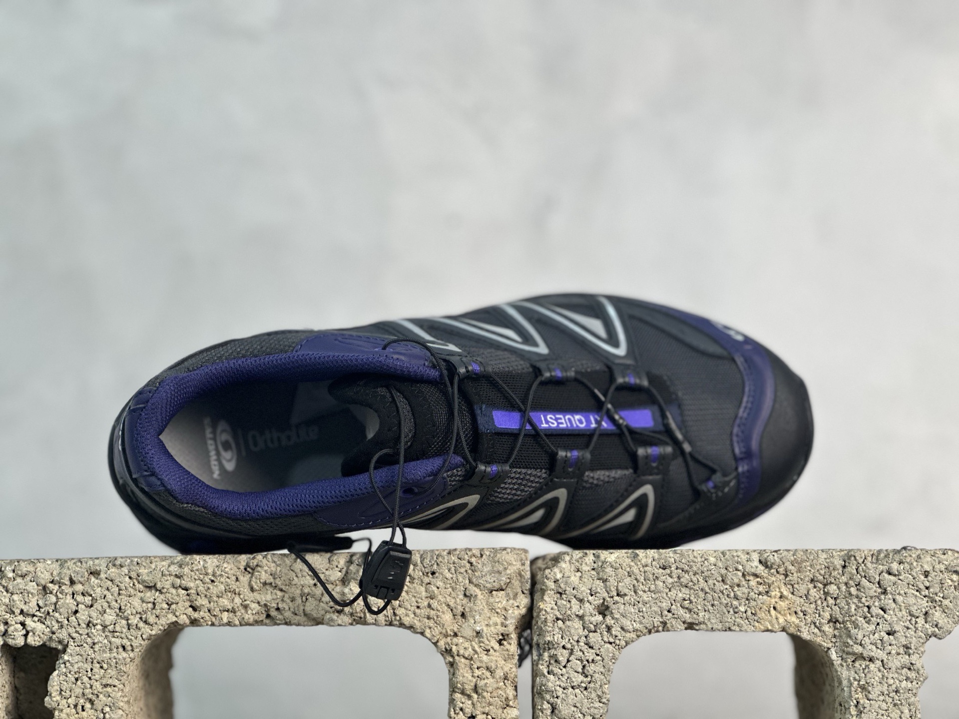 图片[4]-M版  Salomon XT-Quest 萨洛蒙 探索者系列户外越野跑鞋 491260-09 #鞋面采用SENSIFIT贴合技术 全方位贴合包裹脚型 鞋跟部鞋底牵引设计 提供强大的抓地性能 更适应野外崎岖不平的道路 其3D ADVANCED CHASSIS底盘 材料轻量大化 钉齿设计更具稳定性、防护性 鞋底易磨损区运用CONTAGRIP高耐磨材料 应对城市硬质路面长距离跑考验 尺码：36 36.5 37 38 38.5 39 40 40.5 41 42 42.5 43 44 44.5 45-选品中心