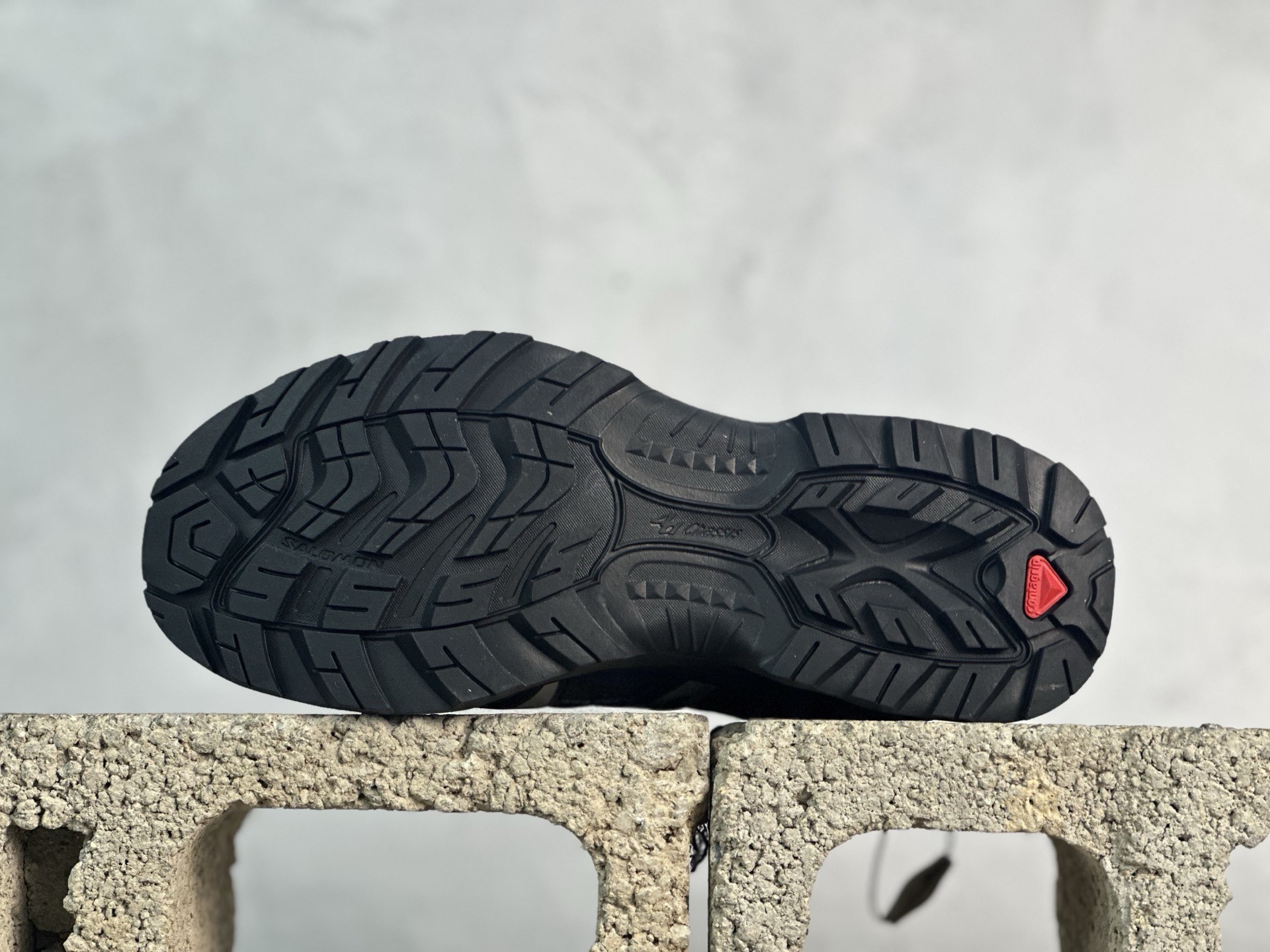 图片[3]-M版  Salomon XT-Quest 萨洛蒙 探索者系列户外越野跑鞋 491260-09 #鞋面采用SENSIFIT贴合技术 全方位贴合包裹脚型 鞋跟部鞋底牵引设计 提供强大的抓地性能 更适应野外崎岖不平的道路 其3D ADVANCED CHASSIS底盘 材料轻量大化 钉齿设计更具稳定性、防护性 鞋底易磨损区运用CONTAGRIP高耐磨材料 应对城市硬质路面长距离跑考验 尺码：36 36.5 37 38 38.5 39 40 40.5 41 42 42.5 43 44 44.5 45-选品中心