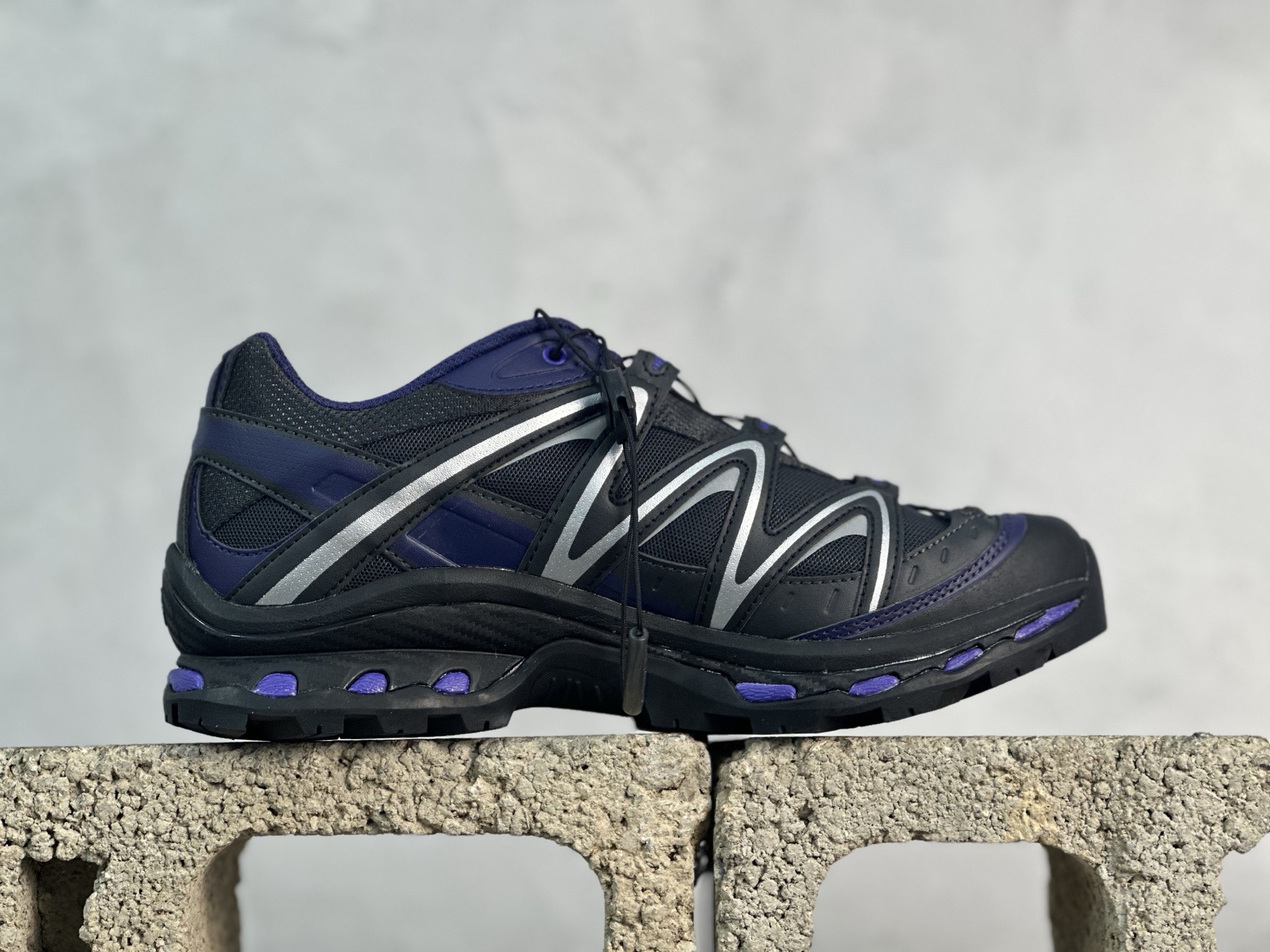 图片[2]-M版  Salomon XT-Quest 萨洛蒙 探索者系列户外越野跑鞋 491260-09 #鞋面采用SENSIFIT贴合技术 全方位贴合包裹脚型 鞋跟部鞋底牵引设计 提供强大的抓地性能 更适应野外崎岖不平的道路 其3D ADVANCED CHASSIS底盘 材料轻量大化 钉齿设计更具稳定性、防护性 鞋底易磨损区运用CONTAGRIP高耐磨材料 应对城市硬质路面长距离跑考验 尺码：36 36.5 37 38 38.5 39 40 40.5 41 42 42.5 43 44 44.5 45-选品中心