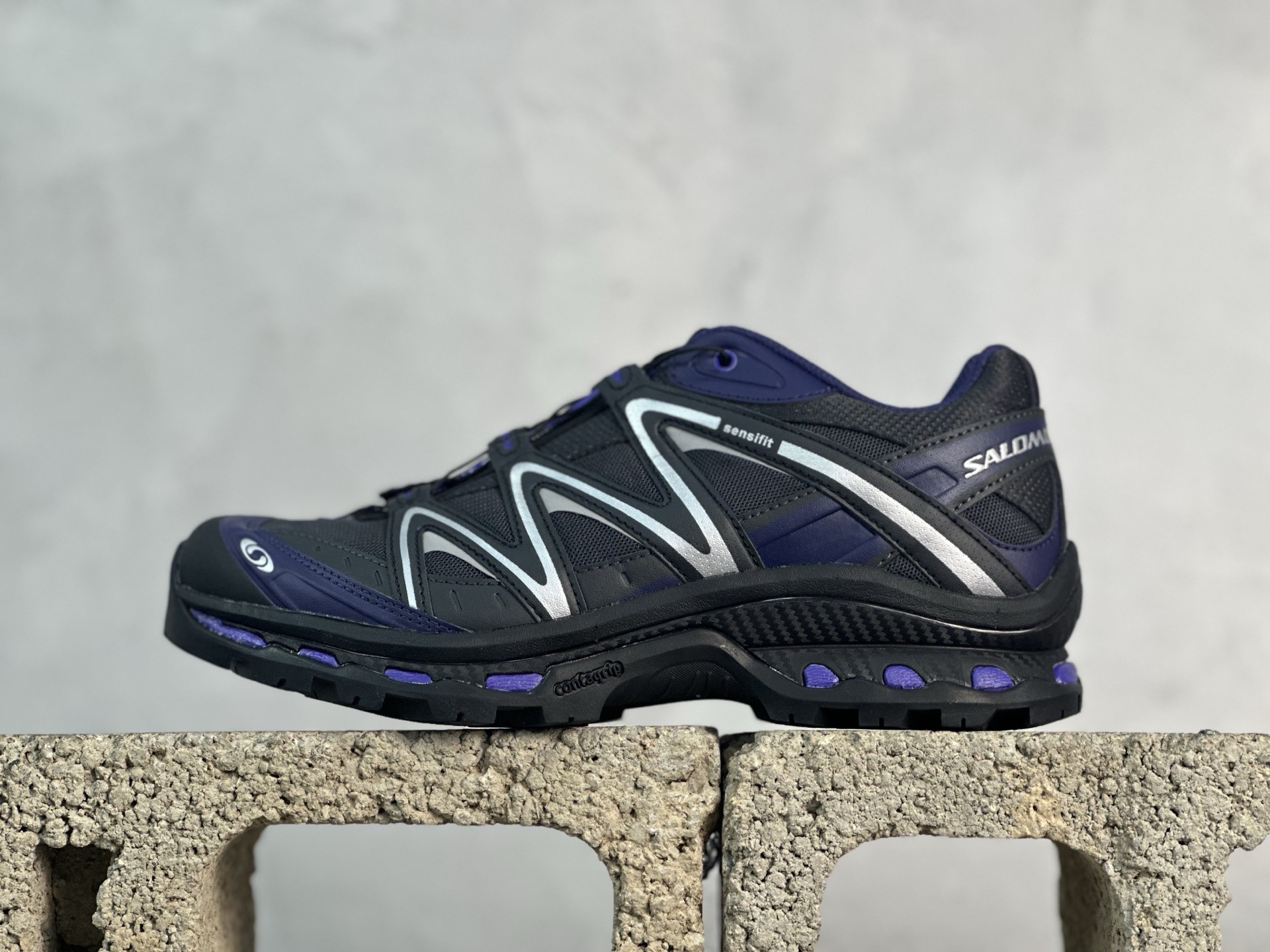 M版  Salomon XT-Quest 萨洛蒙 探索者系列户外越野跑鞋 491260-09 #鞋面采用SENSIFIT贴合技术 全方位贴合包裹脚型 鞋跟部鞋底牵引设计 提供强大的抓地性能 更适应野外崎岖不平的道路 其3D ADVANCED CHASSIS底盘 材料轻量大化 钉齿设计更具稳定性、防护性 鞋底易磨损区运用CONTAGRIP高耐磨材料 应对城市硬质路面长距离跑考验 尺码：36 36.5 37 38 38.5 39 40 40.5 41 42 42.5 43 44 44.5 45-选品中心
