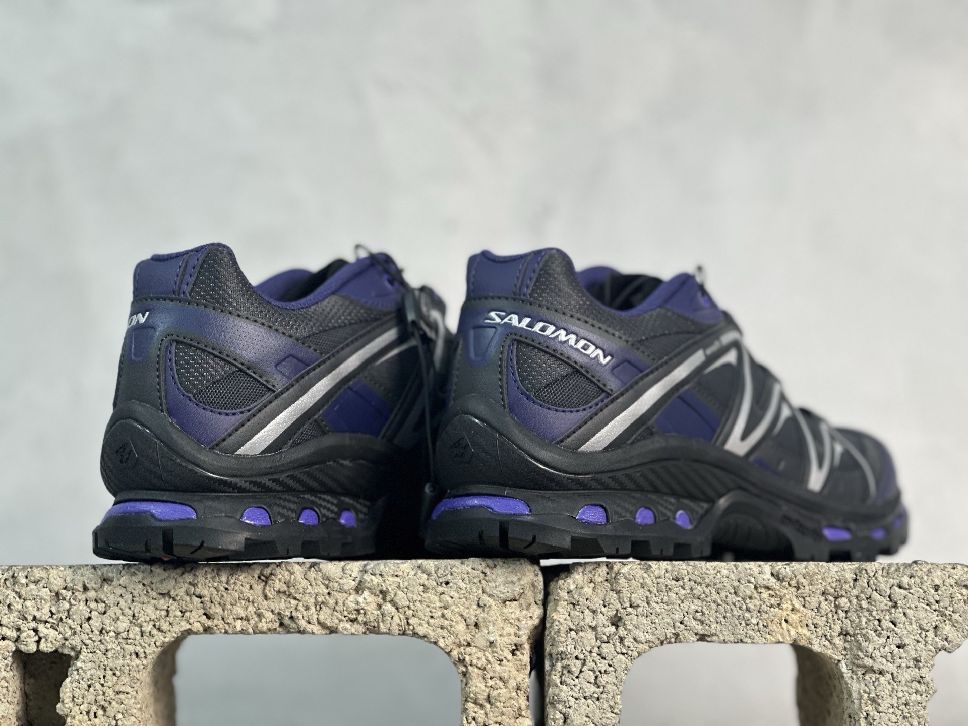 图片[6]-M版  Salomon XT-Quest 萨洛蒙 探索者系列户外越野跑鞋 491260-09 #鞋面采用SENSIFIT贴合技术 全方位贴合包裹脚型 鞋跟部鞋底牵引设计 提供强大的抓地性能 更适应野外崎岖不平的道路 其3D ADVANCED CHASSIS底盘 材料轻量大化 钉齿设计更具稳定性、防护性 鞋底易磨损区运用CONTAGRIP高耐磨材料 应对城市硬质路面长距离跑考验 尺码：36 36.5 37 38 38.5 39 40 40.5 41 42 42.5 43 44 44.5 45-选品中心