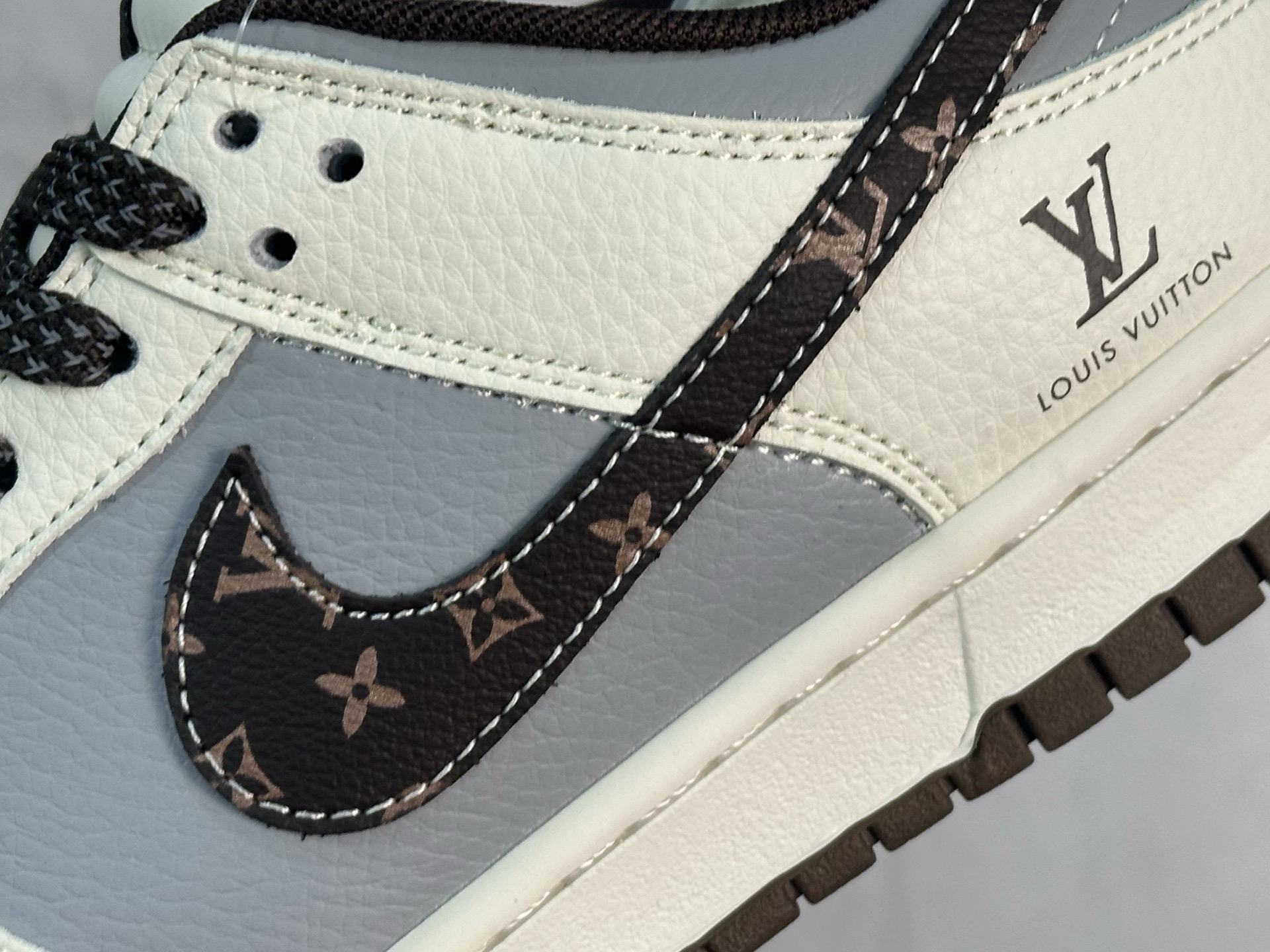 图片[9]-Nike SB Dunk Low LV联名 花棕勾 周年高端定制 低帮休闲板鞋 XS6089-630 #定制鞋盒 大厂纯原品质出货 超高清洁度 皮料切割干净无任何毛边 细节完美 尺码：36 36.5 37.5 38 38.5 39 40 40.5 41 42 42.5 43 44 44.5 45-选品中心