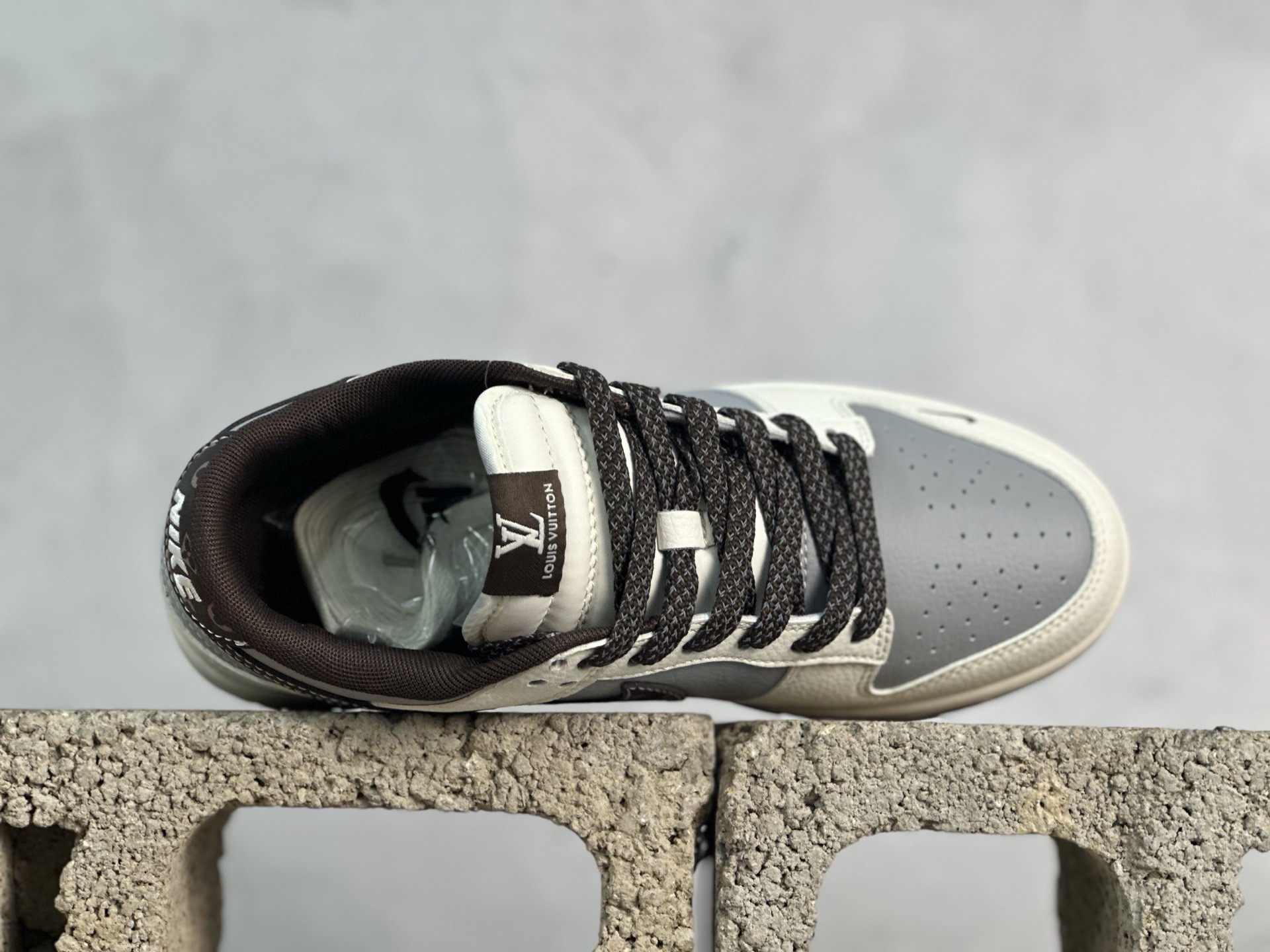 图片[4]-Nike SB Dunk Low LV联名 花棕勾 周年高端定制 低帮休闲板鞋 XS6089-630 #定制鞋盒 大厂纯原品质出货 超高清洁度 皮料切割干净无任何毛边 细节完美 尺码：36 36.5 37.5 38 38.5 39 40 40.5 41 42 42.5 43 44 44.5 45-选品中心