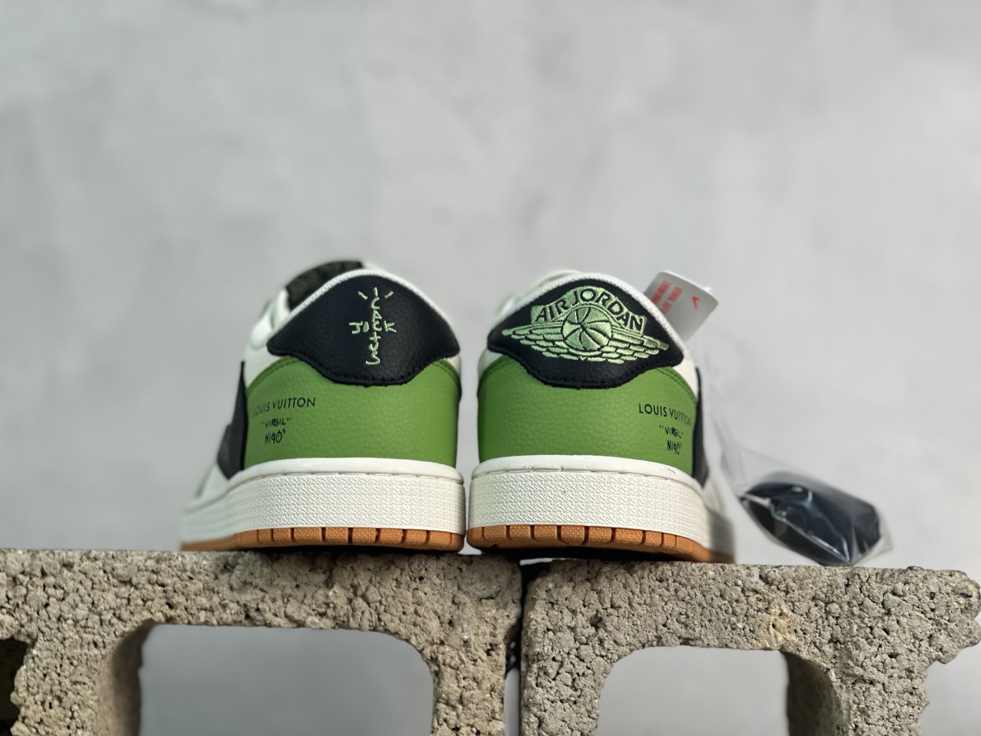 图片[5]-Travis Scott x Fragment Design x Air Jordan 1 Low OG SP AJ1 乔1联名 白绿黑棕 低帮文化休闲板鞋 DZ2688-002 #多方联名合作融合了Travis Scott 独特的音乐风格，藤原浩个性的设计风格以及Jordan品牌的经典元素 使其成为一双具有独特身份和价值的鞋子 清新而立体的外观加上联名标识更突出了其独特身份 这种配色方案显示出活力和时尚感 在视觉上引人注目 鞋身的质感和细腻的细节处理使其显得高端而格调十足 这款“倒钩”联名是设计与创意完美结合 融合多方的个性风格是一款备受瞩目的潮流鞋款 尺码：36 36.5 37.5 38 38.5 39 40 40.5 41 42 42.5 43 44 44.5 45-选品中心