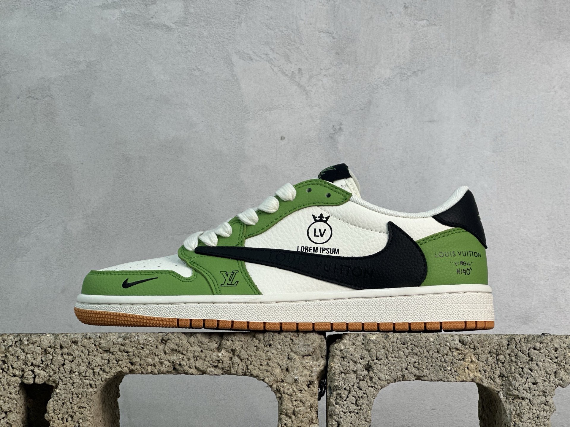 Travis Scott x Fragment Design x Air Jordan 1 Low OG SP AJ1 乔1联名 白绿黑棕 低帮文化休闲板鞋 DZ2688-002 #多方联名合作融合了Travis Scott 独特的音乐风格，藤原浩个性的设计风格以及Jordan品牌的经典元素 使其成为一双具有独特身份和价值的鞋子 清新而立体的外观加上联名标识更突出了其独特身份 这种配色方案显示出活力和时尚感 在视觉上引人注目 鞋身的质感和细腻的细节处理使其显得高端而格调十足 这款“倒钩”联名是设计与创意完美结合 融合多方的个性风格是一款备受瞩目的潮流鞋款 尺码：36 36.5 37.5 38 38.5 39 40 40.5 41 42 42.5 43 44 44.5 45-选品中心