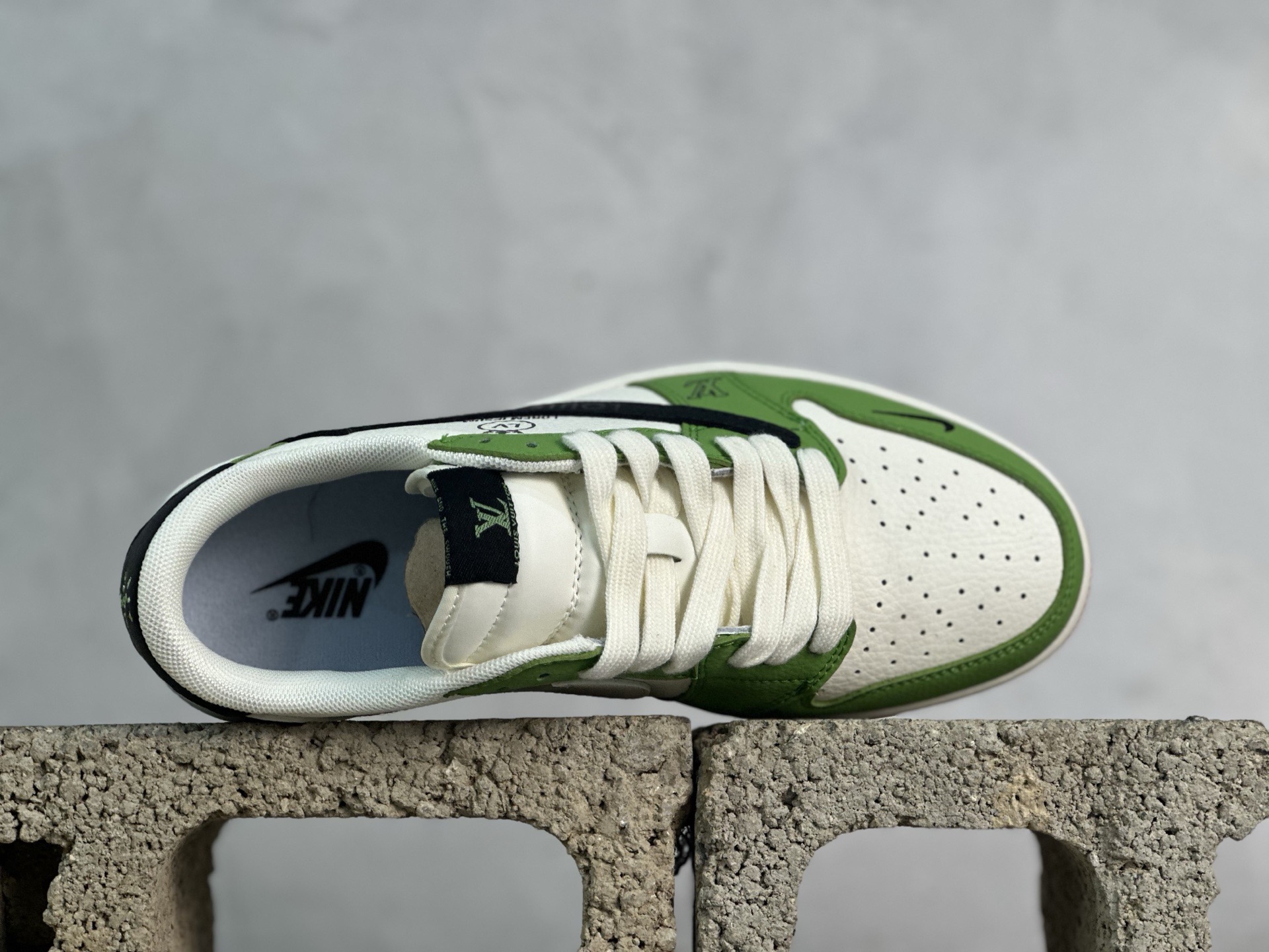 图片[4]-Travis Scott x Fragment Design x Air Jordan 1 Low OG SP AJ1 乔1联名 白绿黑棕 低帮文化休闲板鞋 DZ2688-002 #多方联名合作融合了Travis Scott 独特的音乐风格，藤原浩个性的设计风格以及Jordan品牌的经典元素 使其成为一双具有独特身份和价值的鞋子 清新而立体的外观加上联名标识更突出了其独特身份 这种配色方案显示出活力和时尚感 在视觉上引人注目 鞋身的质感和细腻的细节处理使其显得高端而格调十足 这款“倒钩”联名是设计与创意完美结合 融合多方的个性风格是一款备受瞩目的潮流鞋款 尺码：36 36.5 37.5 38 38.5 39 40 40.5 41 42 42.5 43 44 44.5 45-选品中心