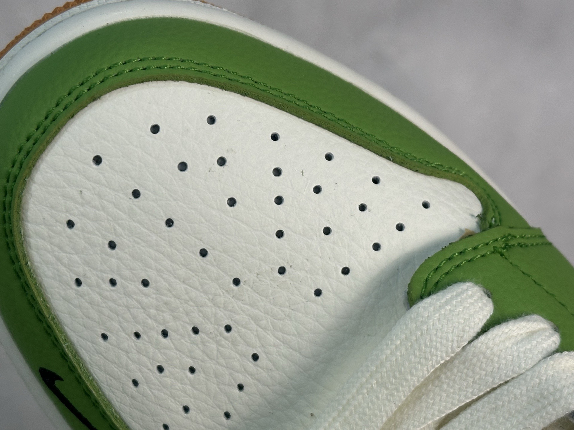 图片[7]-Travis Scott x Fragment Design x Air Jordan 1 Low OG SP AJ1 乔1联名 白绿黑棕 低帮文化休闲板鞋 DZ2688-002 #多方联名合作融合了Travis Scott 独特的音乐风格，藤原浩个性的设计风格以及Jordan品牌的经典元素 使其成为一双具有独特身份和价值的鞋子 清新而立体的外观加上联名标识更突出了其独特身份 这种配色方案显示出活力和时尚感 在视觉上引人注目 鞋身的质感和细腻的细节处理使其显得高端而格调十足 这款“倒钩”联名是设计与创意完美结合 融合多方的个性风格是一款备受瞩目的潮流鞋款 尺码：36 36.5 37.5 38 38.5 39 40 40.5 41 42 42.5 43 44 44.5 45-选品中心