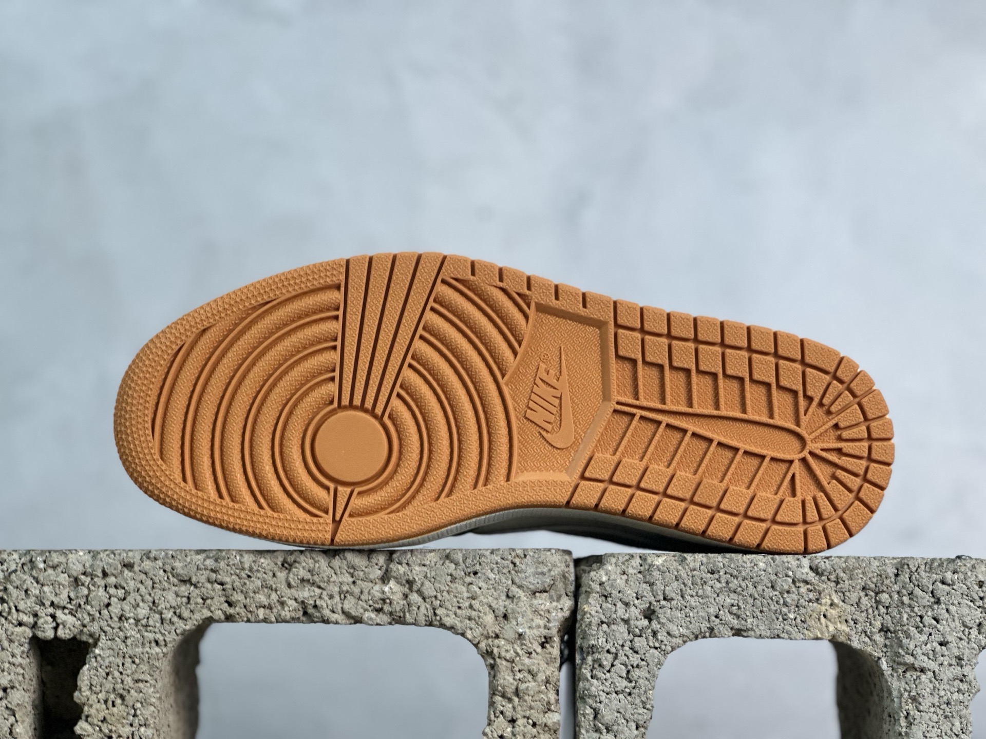 图片[3]-Travis Scott x Fragment Design x Air Jordan 1 Low OG SP AJ1 乔1联名 白绿黑棕 低帮文化休闲板鞋 DZ2688-002 #多方联名合作融合了Travis Scott 独特的音乐风格，藤原浩个性的设计风格以及Jordan品牌的经典元素 使其成为一双具有独特身份和价值的鞋子 清新而立体的外观加上联名标识更突出了其独特身份 这种配色方案显示出活力和时尚感 在视觉上引人注目 鞋身的质感和细腻的细节处理使其显得高端而格调十足 这款“倒钩”联名是设计与创意完美结合 融合多方的个性风格是一款备受瞩目的潮流鞋款 尺码：36 36.5 37.5 38 38.5 39 40 40.5 41 42 42.5 43 44 44.5 45-选品中心