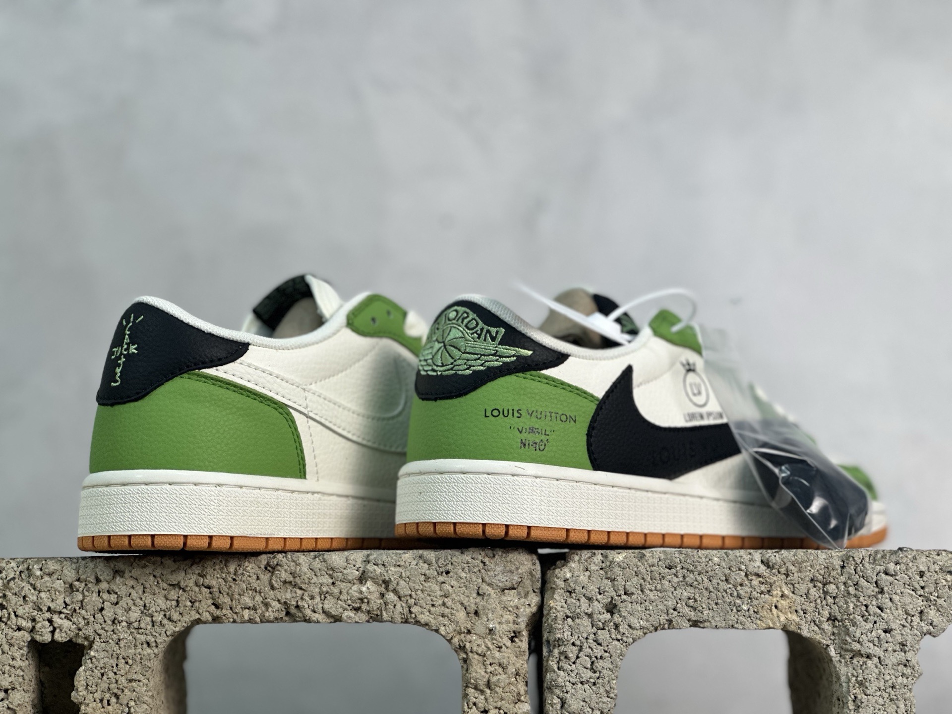 图片[6]-Travis Scott x Fragment Design x Air Jordan 1 Low OG SP AJ1 乔1联名 白绿黑棕 低帮文化休闲板鞋 DZ2688-002 #多方联名合作融合了Travis Scott 独特的音乐风格，藤原浩个性的设计风格以及Jordan品牌的经典元素 使其成为一双具有独特身份和价值的鞋子 清新而立体的外观加上联名标识更突出了其独特身份 这种配色方案显示出活力和时尚感 在视觉上引人注目 鞋身的质感和细腻的细节处理使其显得高端而格调十足 这款“倒钩”联名是设计与创意完美结合 融合多方的个性风格是一款备受瞩目的潮流鞋款 尺码：36 36.5 37.5 38 38.5 39 40 40.5 41 42 42.5 43 44 44.5 45-选品中心